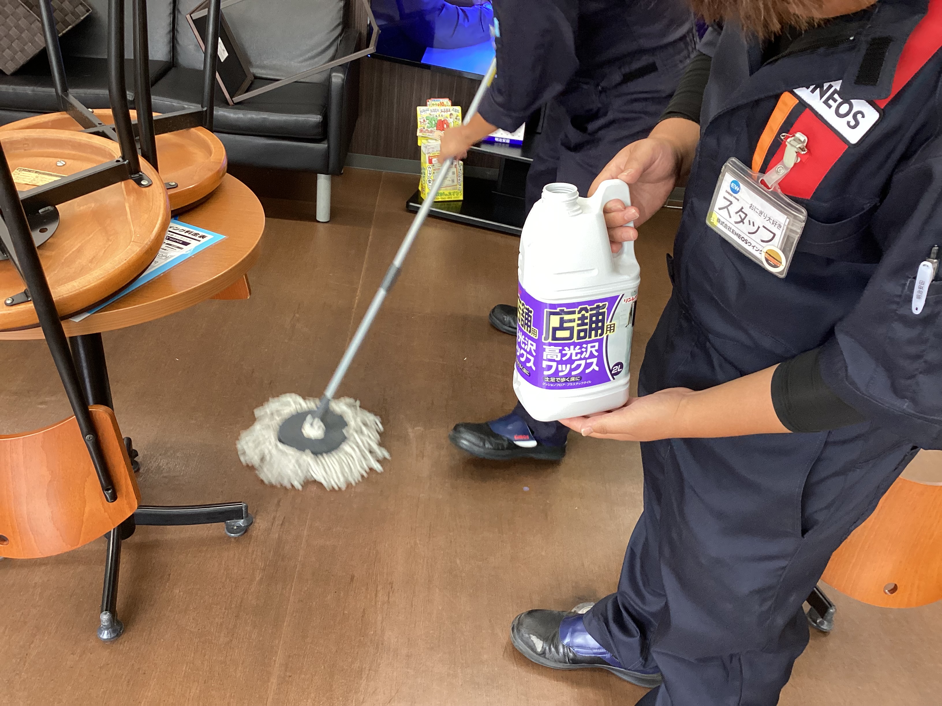 ルート19塩尻TSの店舗スタッフが店内の床のワックス掛けを行う様子