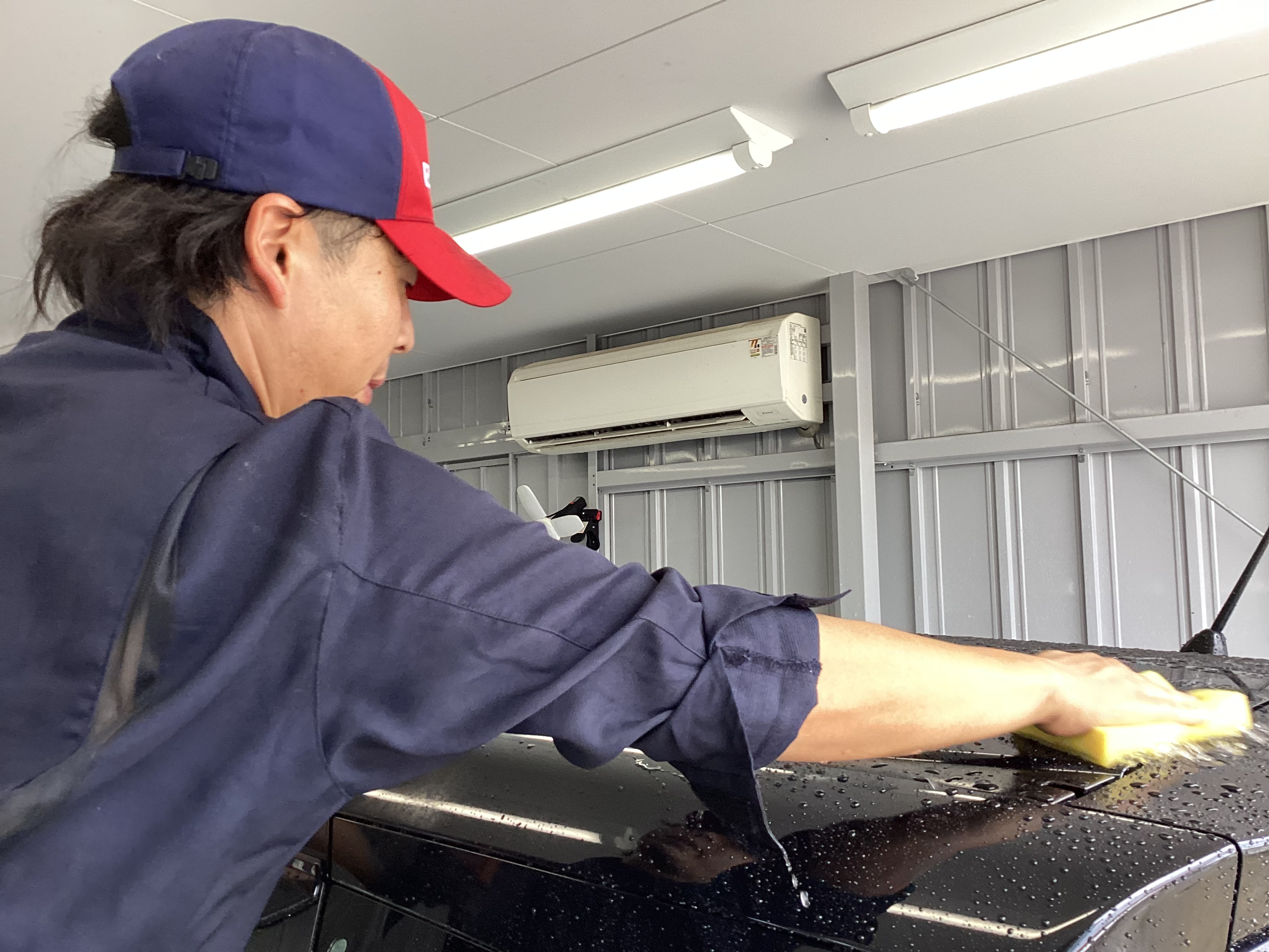 ルート19塩尻TSのスタッフがミネラル除去を行う様子