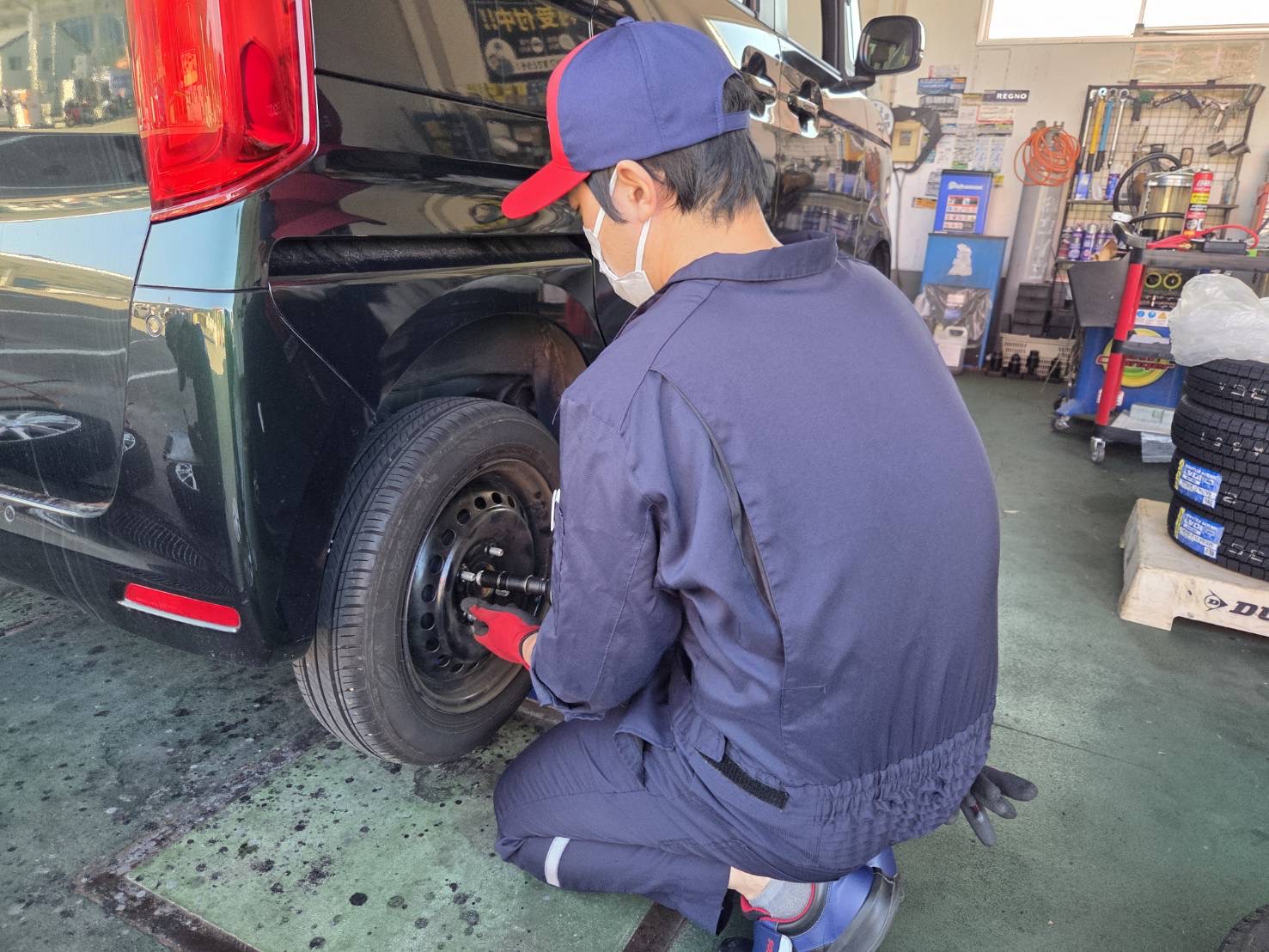 ルート19塩尻TSのスタッフがタイヤ脱着を行う様子