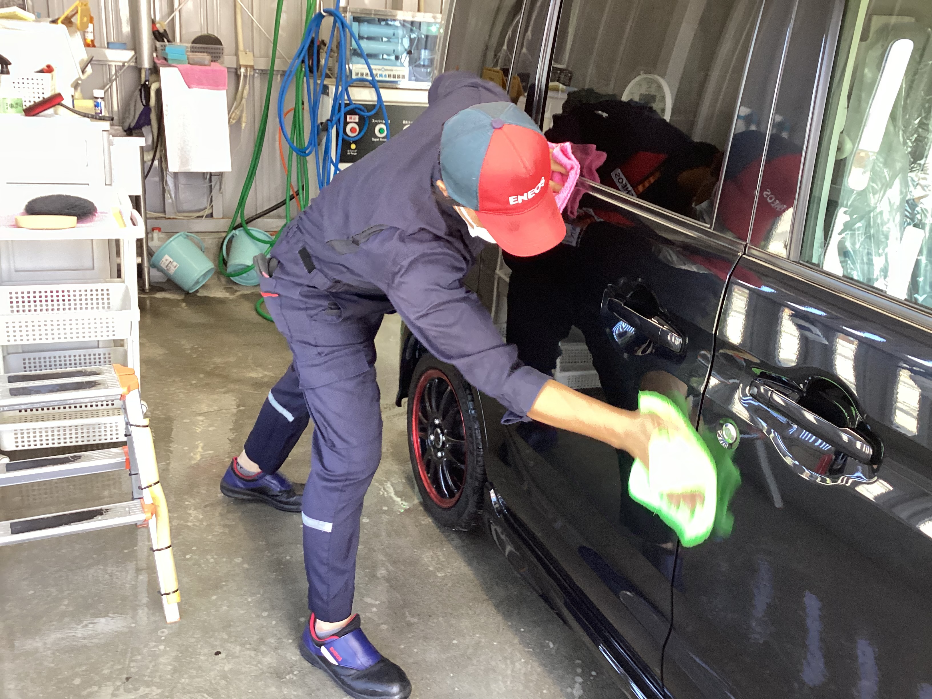 ルート19塩尻TSのスタッフがコーティング後1ヶ月点検洗車を行う様子