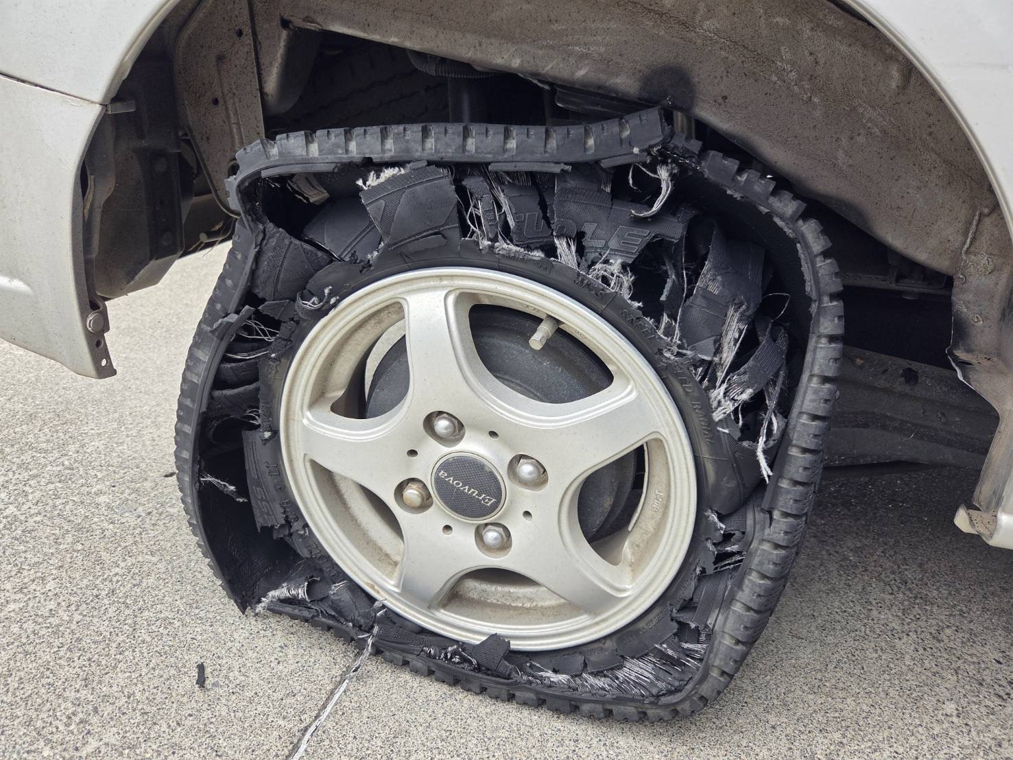 走行中に突然パンクしてしまったお客様のタイヤ。車体から取り外す前の様子。