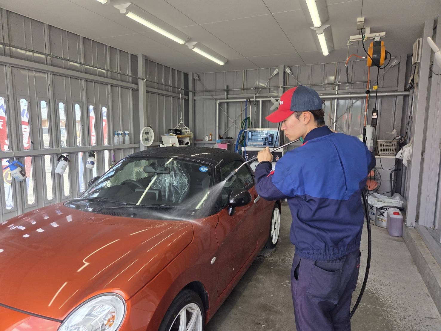 ルート19塩尻TSのスタッフがコーティング後1ヶ月点検洗車を行う様子