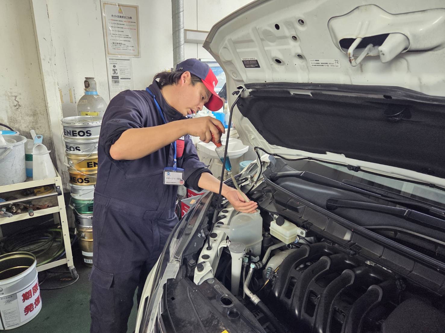 ルート19塩尻TSのスタッフが車検前予備点検をしている様子