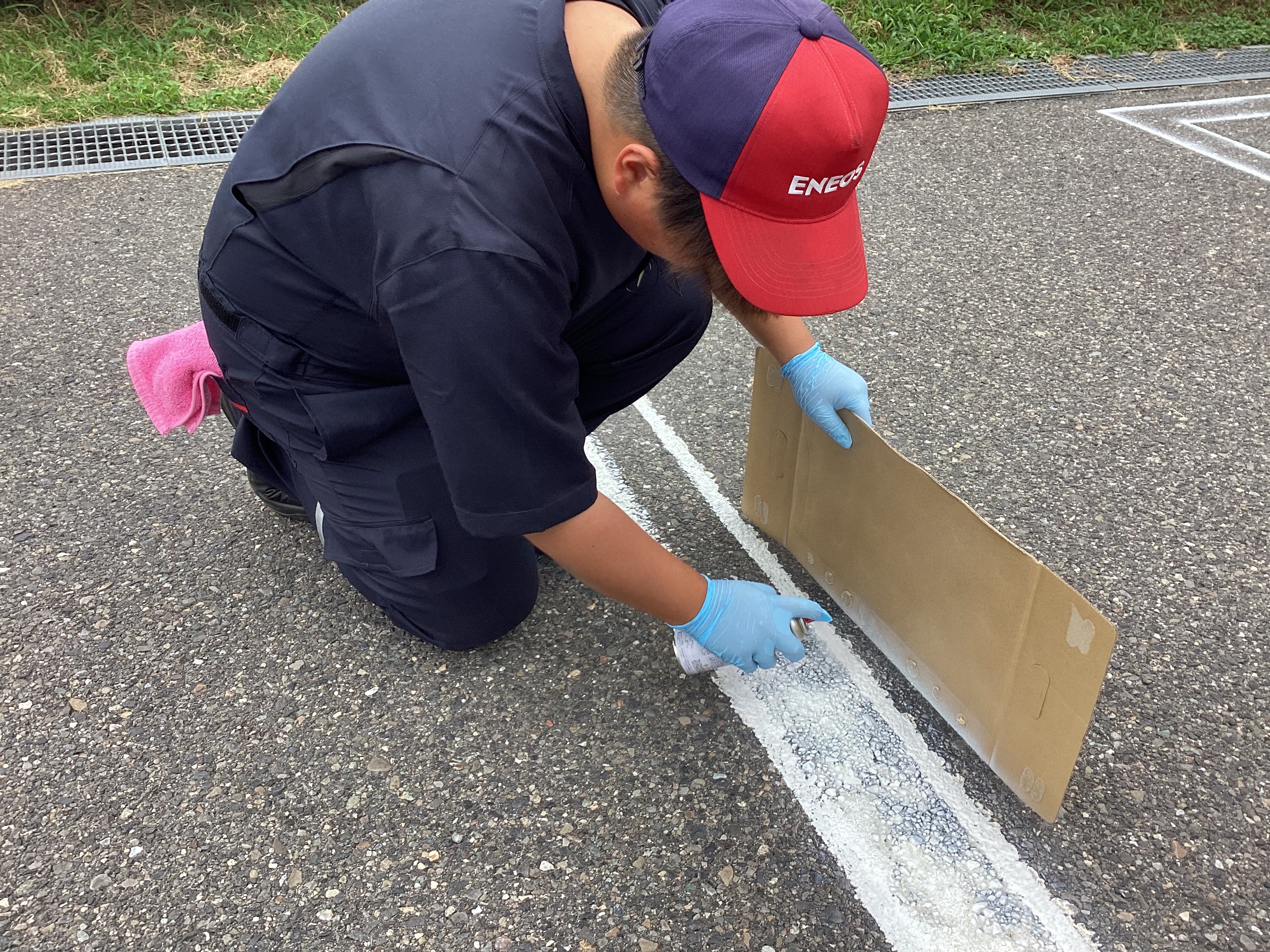 ルート19塩尻TSのスタッフが駐車用ラインを引いている様子