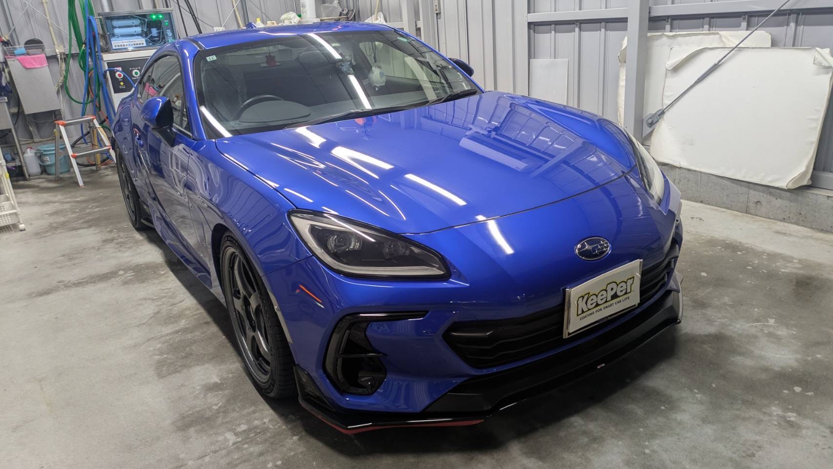 青いスバル　BRZにエコダイヤキーパーBメンテナンスを施工した後のツヤのあるボディ