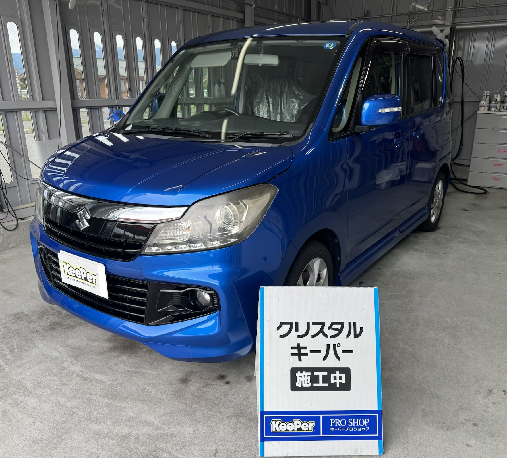 青いスズキ　ソリオにクリスタルキーパーを施工した後のツヤのあるボディ