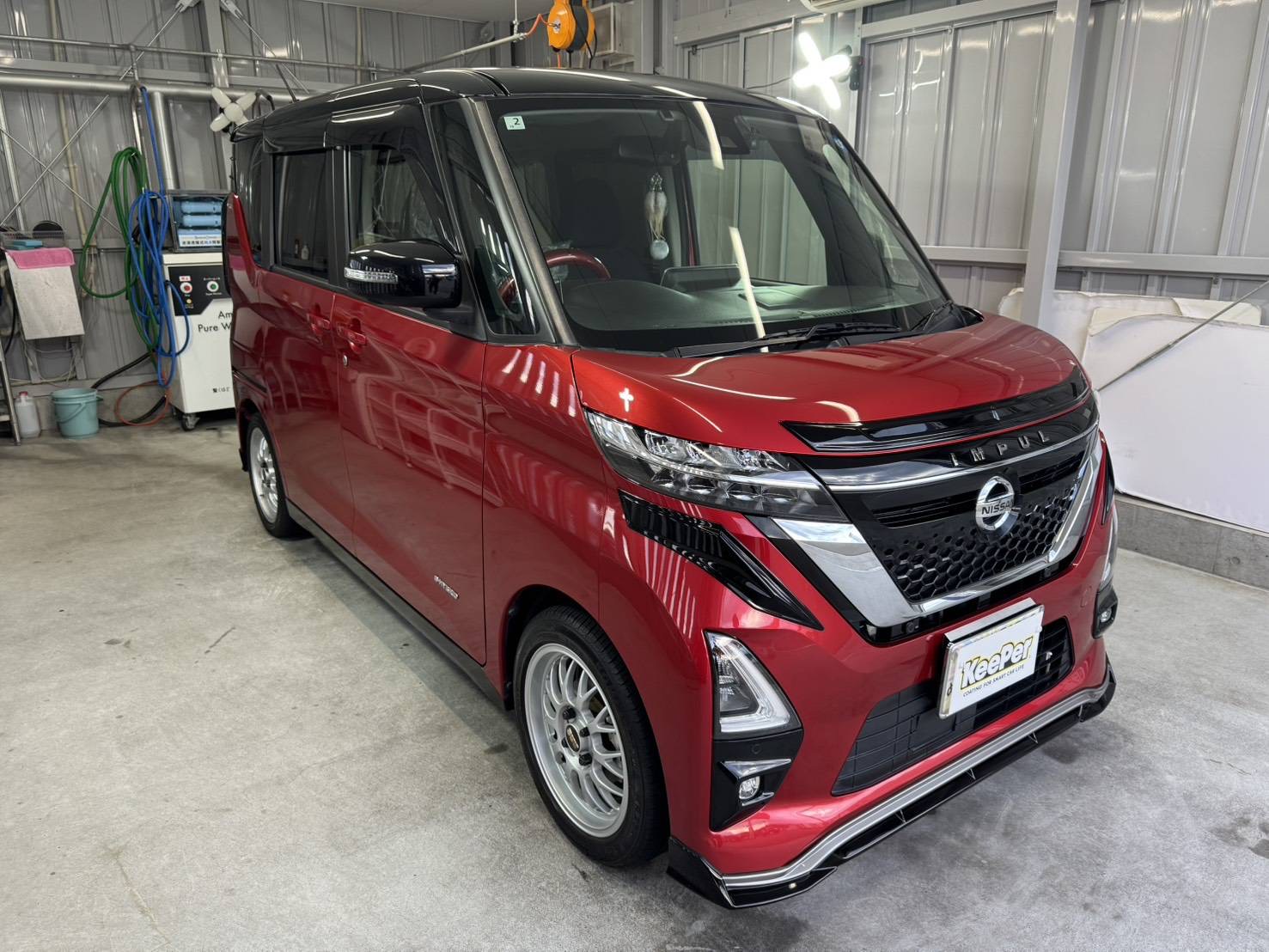 赤い日産　デイズルークスに細密研磨を行い、ダイヤIIキーパーを施工した後のツヤのあるボディ