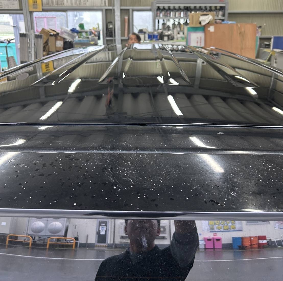 黒いホンダ　N−BOXのルーフを再塗装した施工後の状態