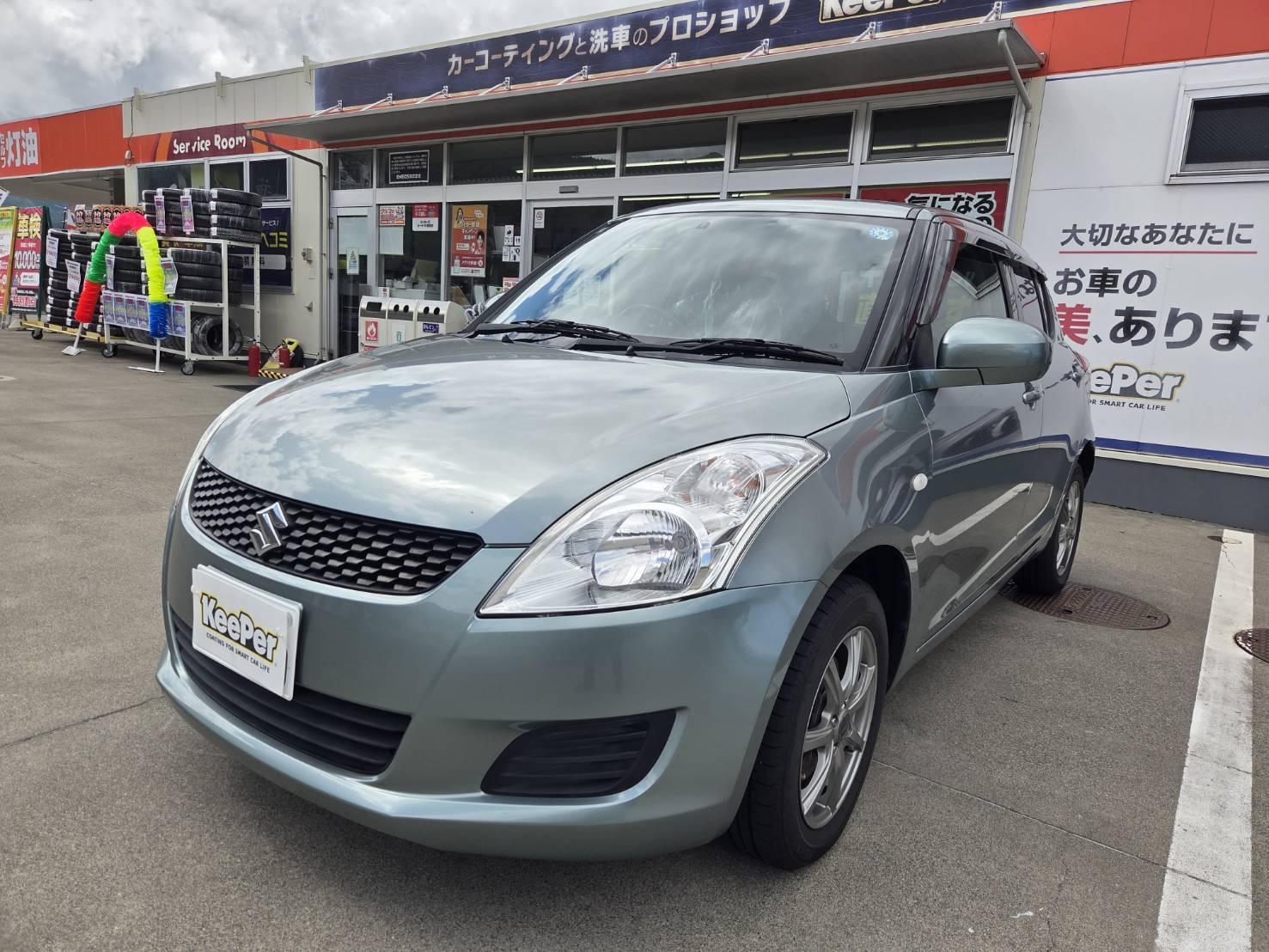 ライトブルーシルバーのスズキ　スイフトにクリスタルキーパーとヘッドライトクリーン&プロテクトを施工した後のツヤのあるボディと透明度の高いヘッドライト