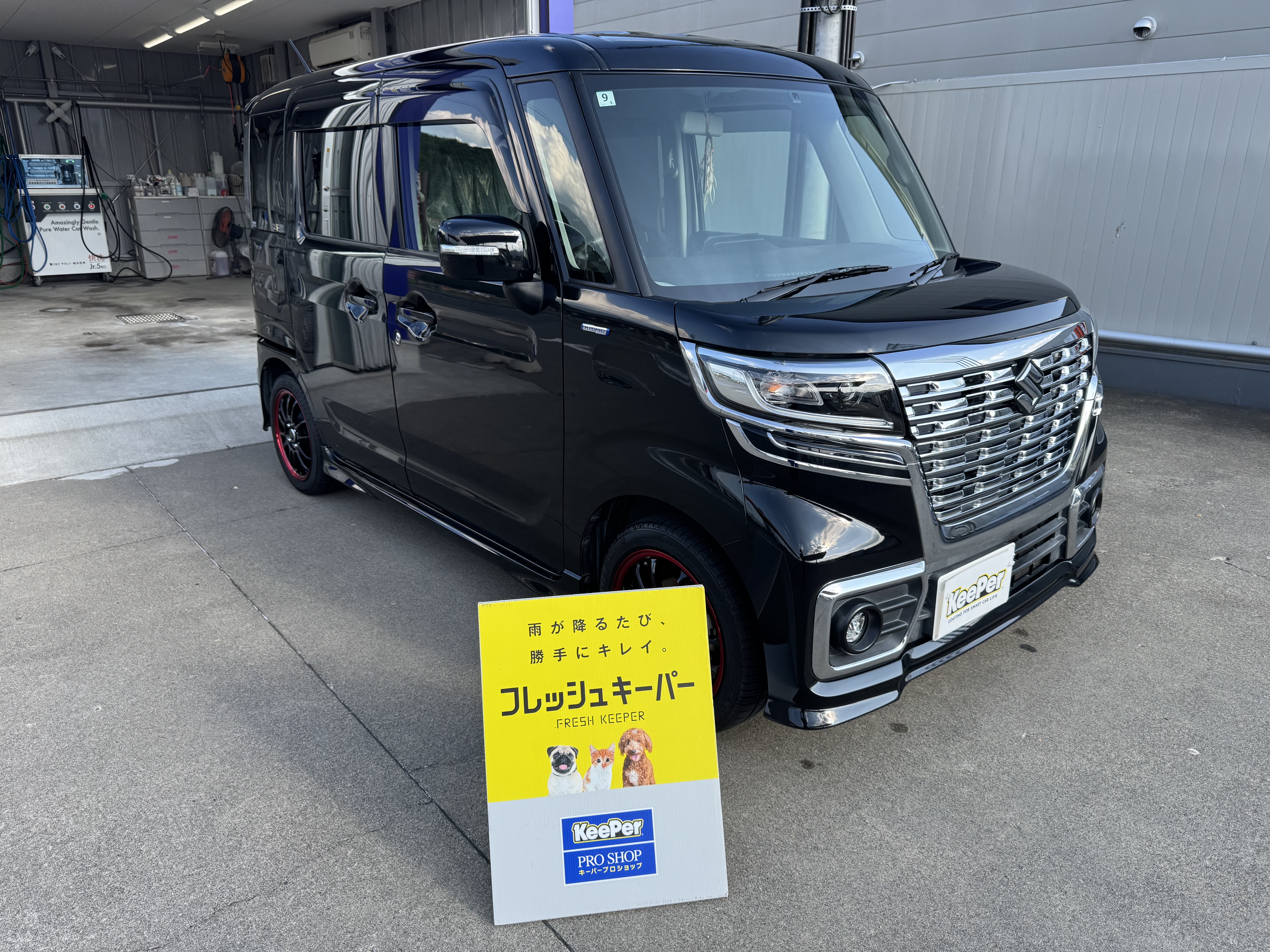 黒いスズキ　スペーシアにフレッシュキーパーを施工した後のツヤのあるボディ