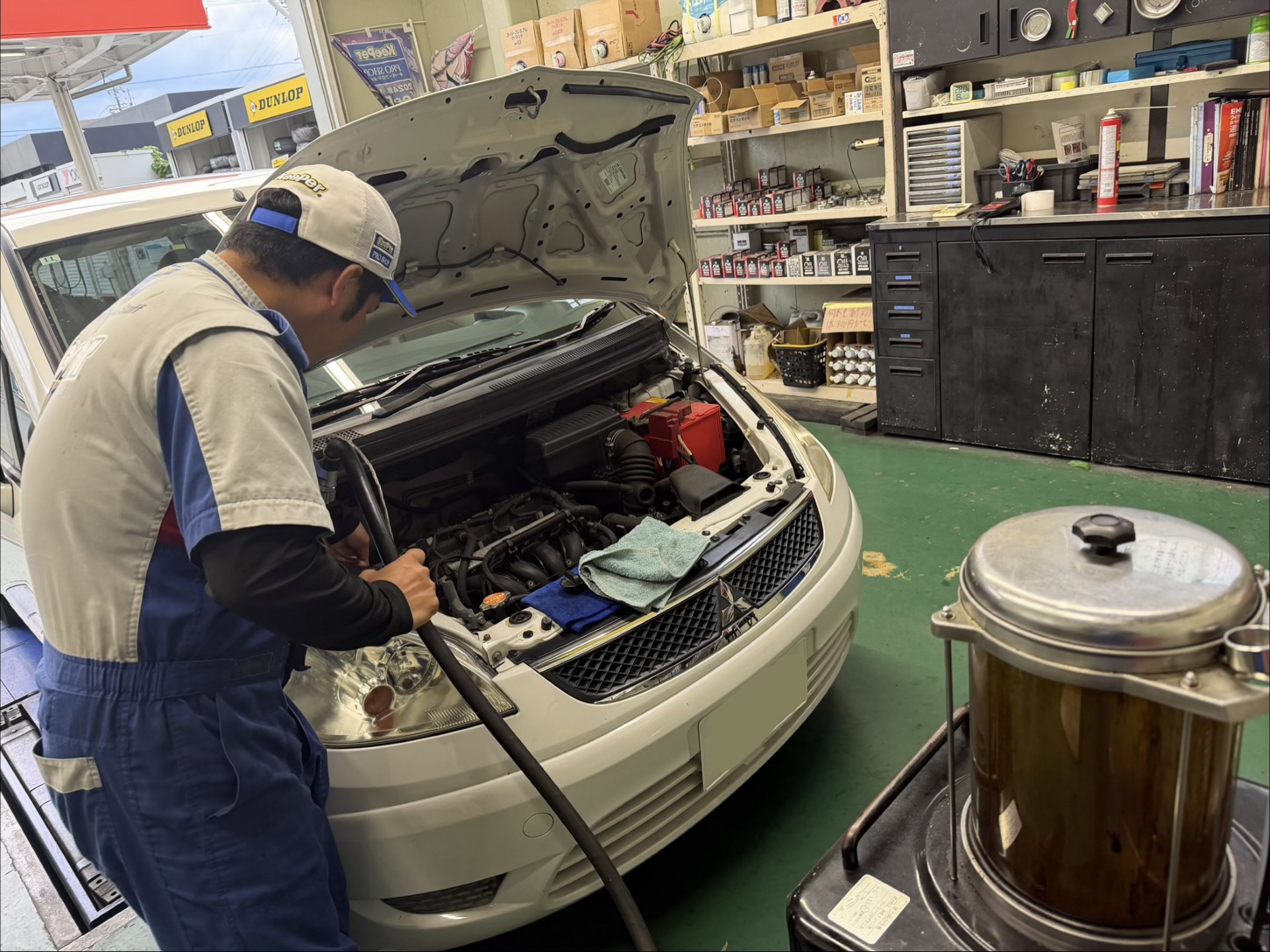 スタッフがオイル交換を行う様子