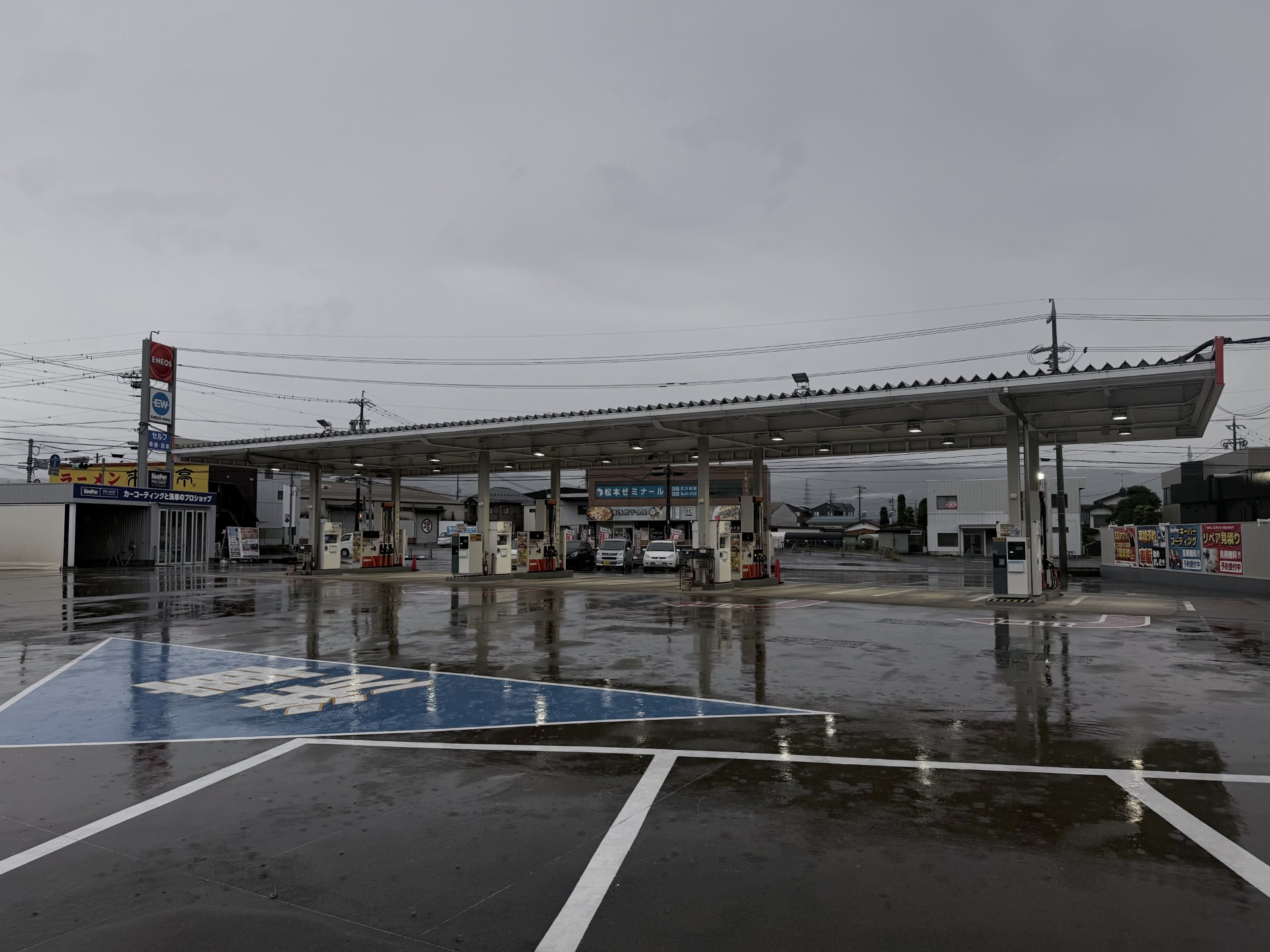 雨の日の店舗の様子