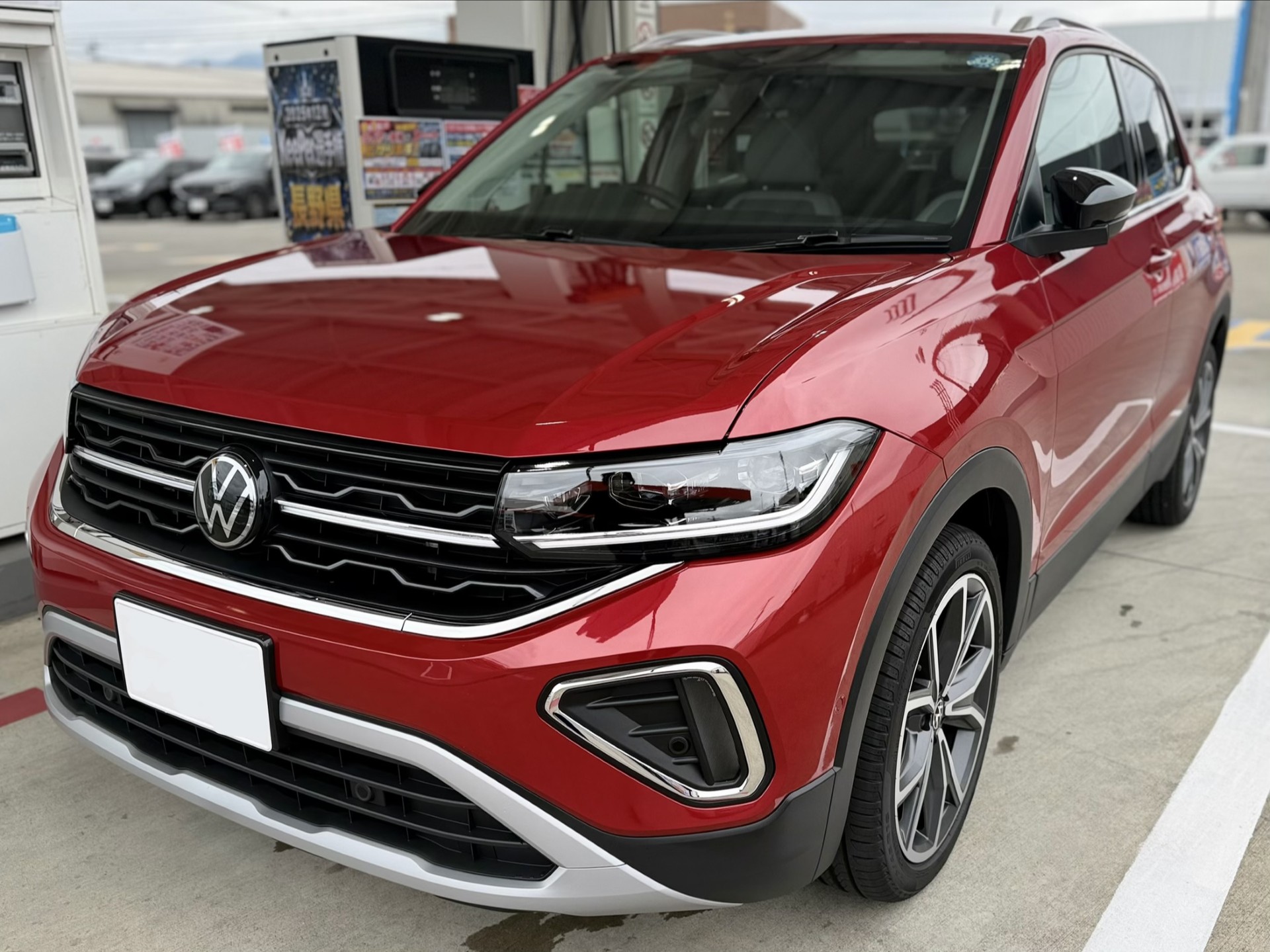 新車の赤いT-CROSS ダイヤⅡキーパー施工し、艶が増した車両