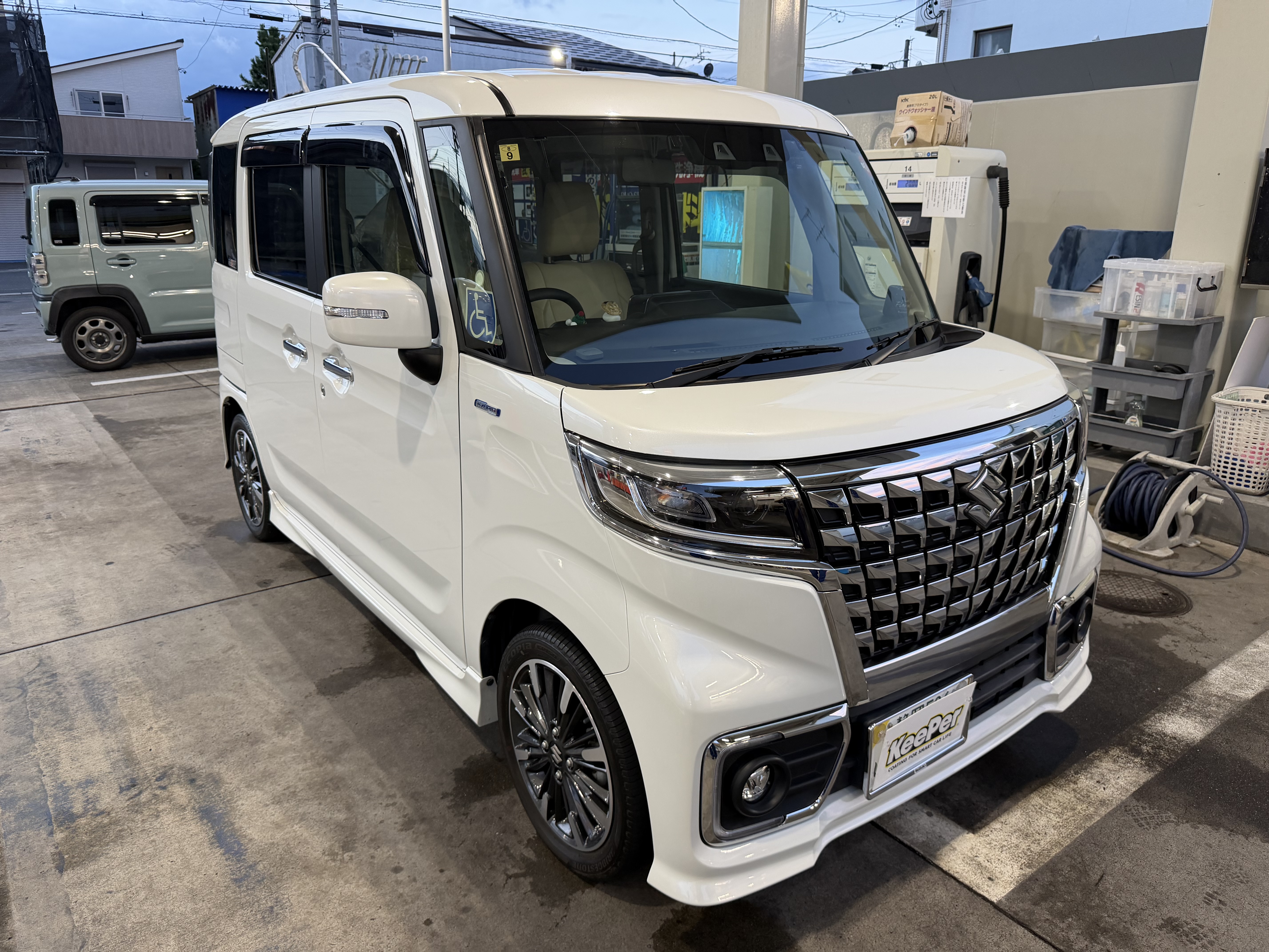 白いスズキ/スペーシアにフレッシュキーパーを施工後の光沢のあるボディ