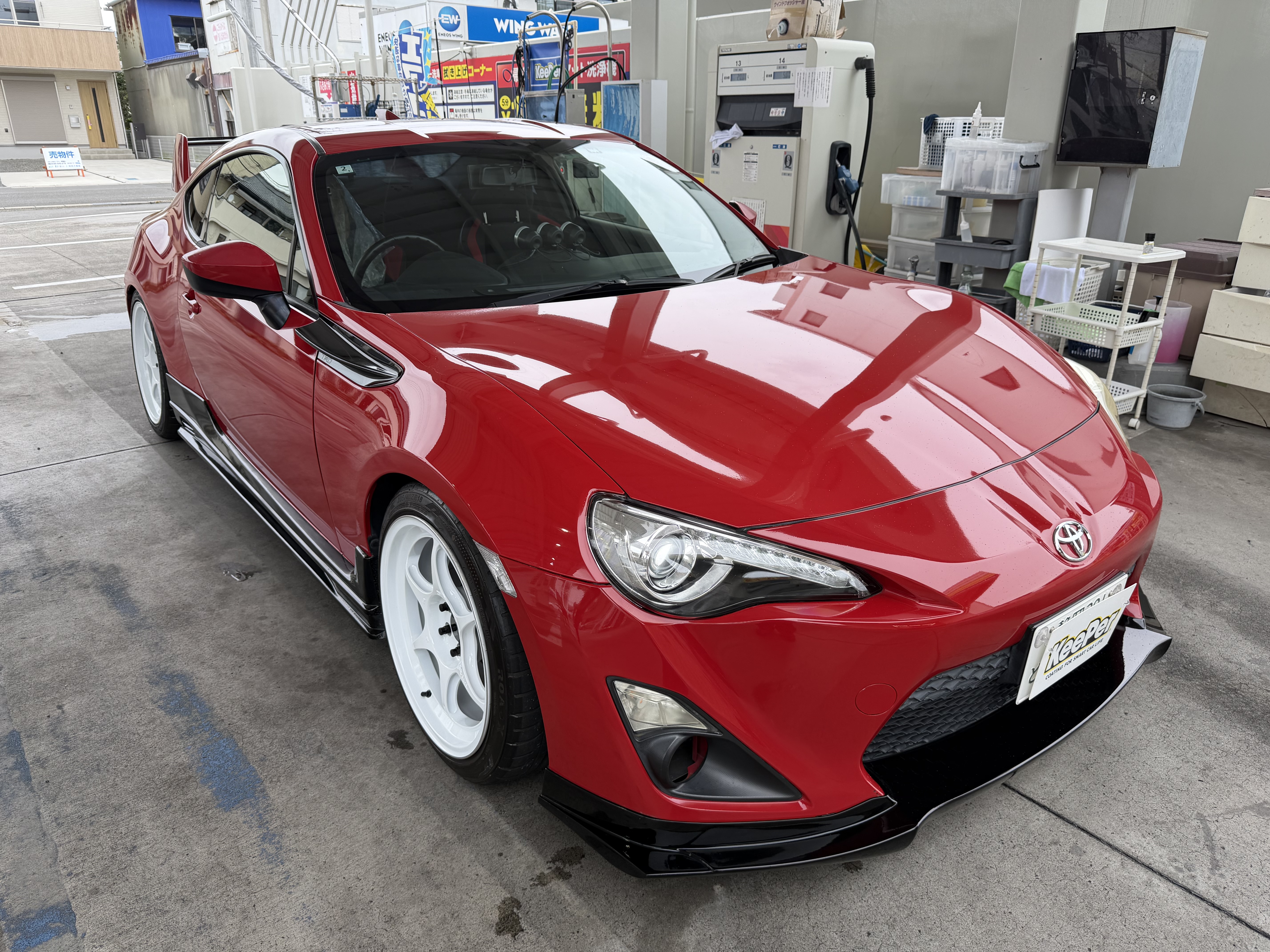 赤いトヨタ／８６にフレッシュキーパーを施工後の光沢のあるボディ