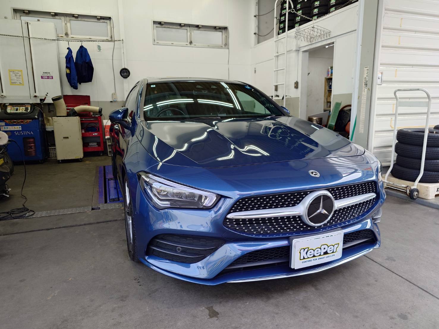 青いメルセデスベンツCLA200dにフレッシュキーパーを施工後の光沢のあるボディ