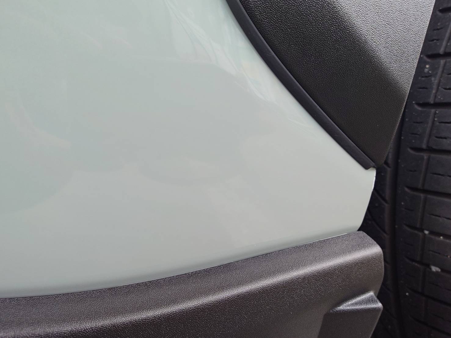 トヨタ／RAV４の助手席側リアドアの線キズ修理と樹脂部分の部品交換を実施した後の状態