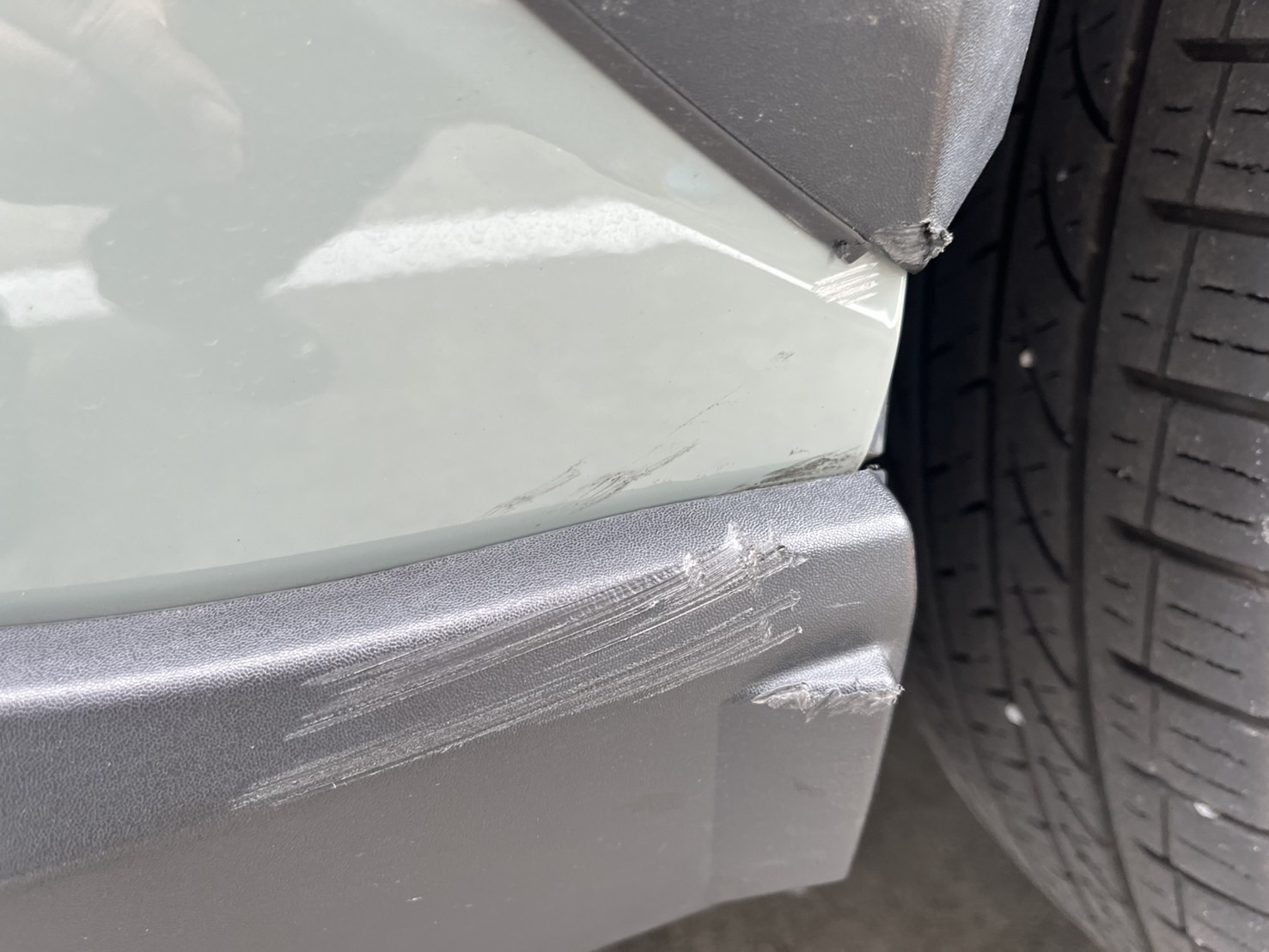 トヨタ／RAV４の助手席側リアドアをぶつけ、線キズがある施工前の状態