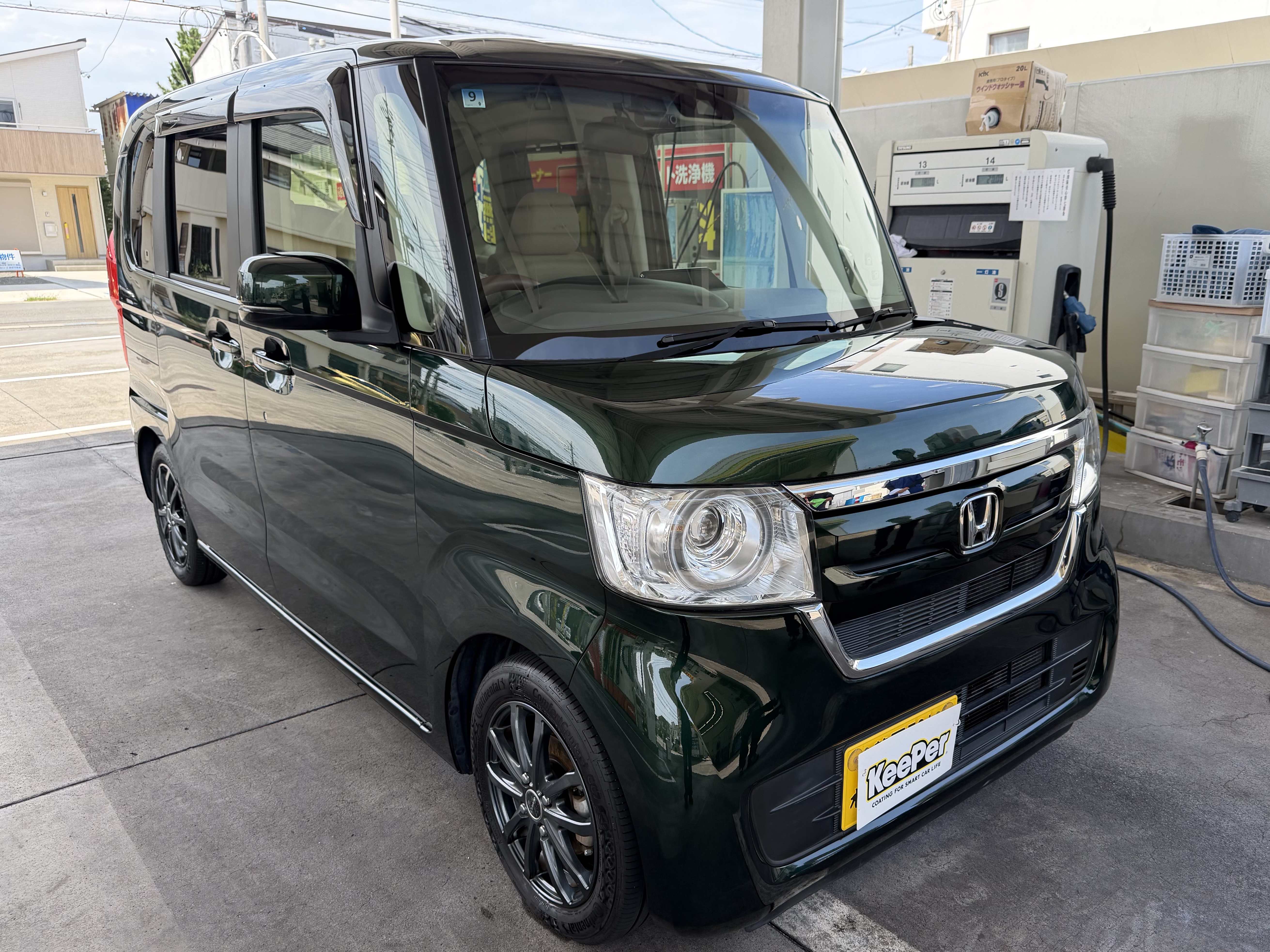 緑のホンダ／N-BOXにクリスタルキーパーを施工した後のツヤのあるボディ