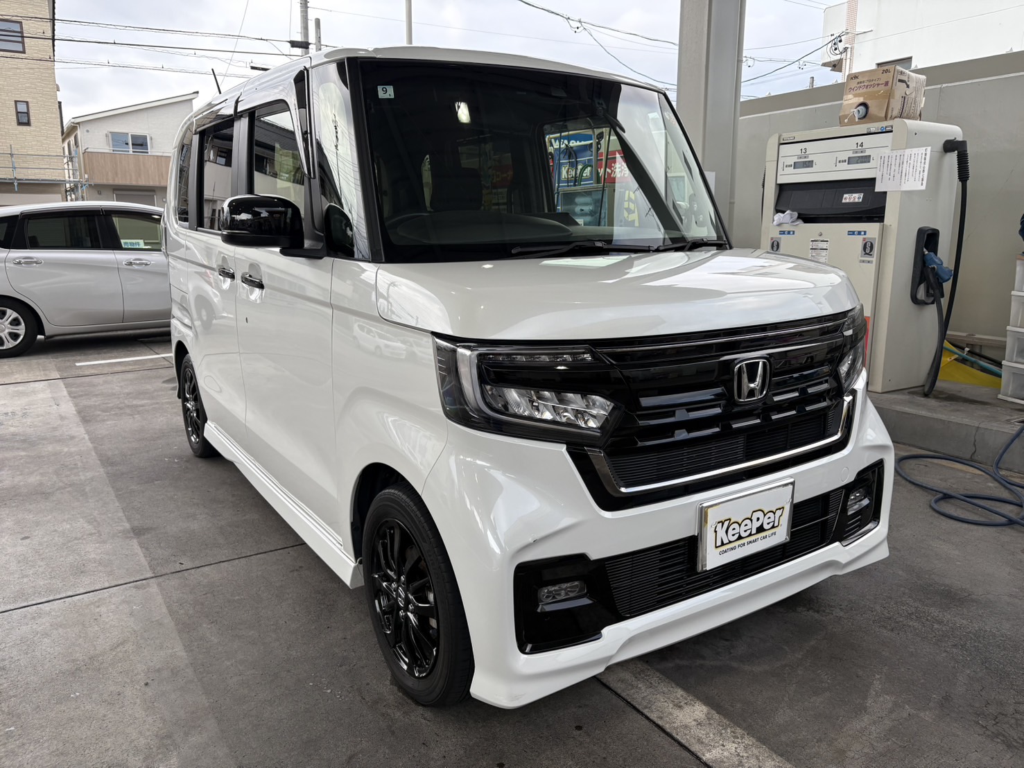 白いホンダ／N-BOXにクリスタルキーパーを施工後のツヤのあるボディ