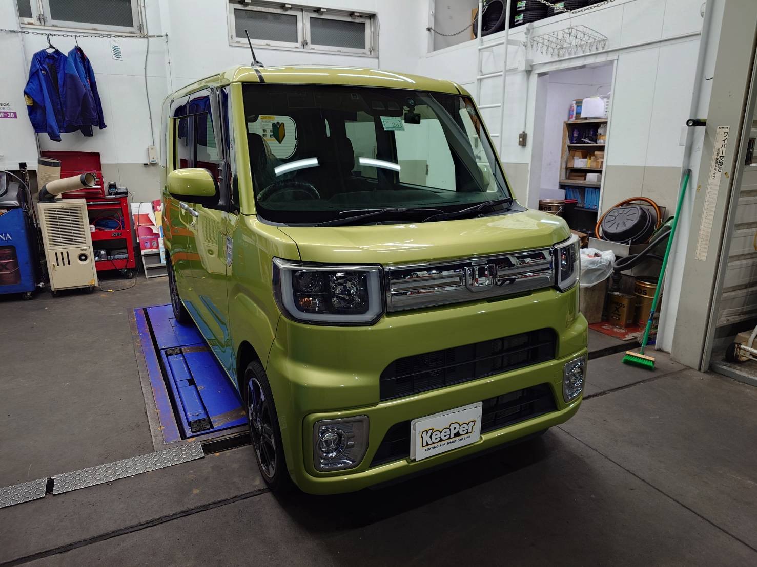黄緑色のダイハツ／ウェイクにクリスタルキーパーを施工後のツヤのあるボディ