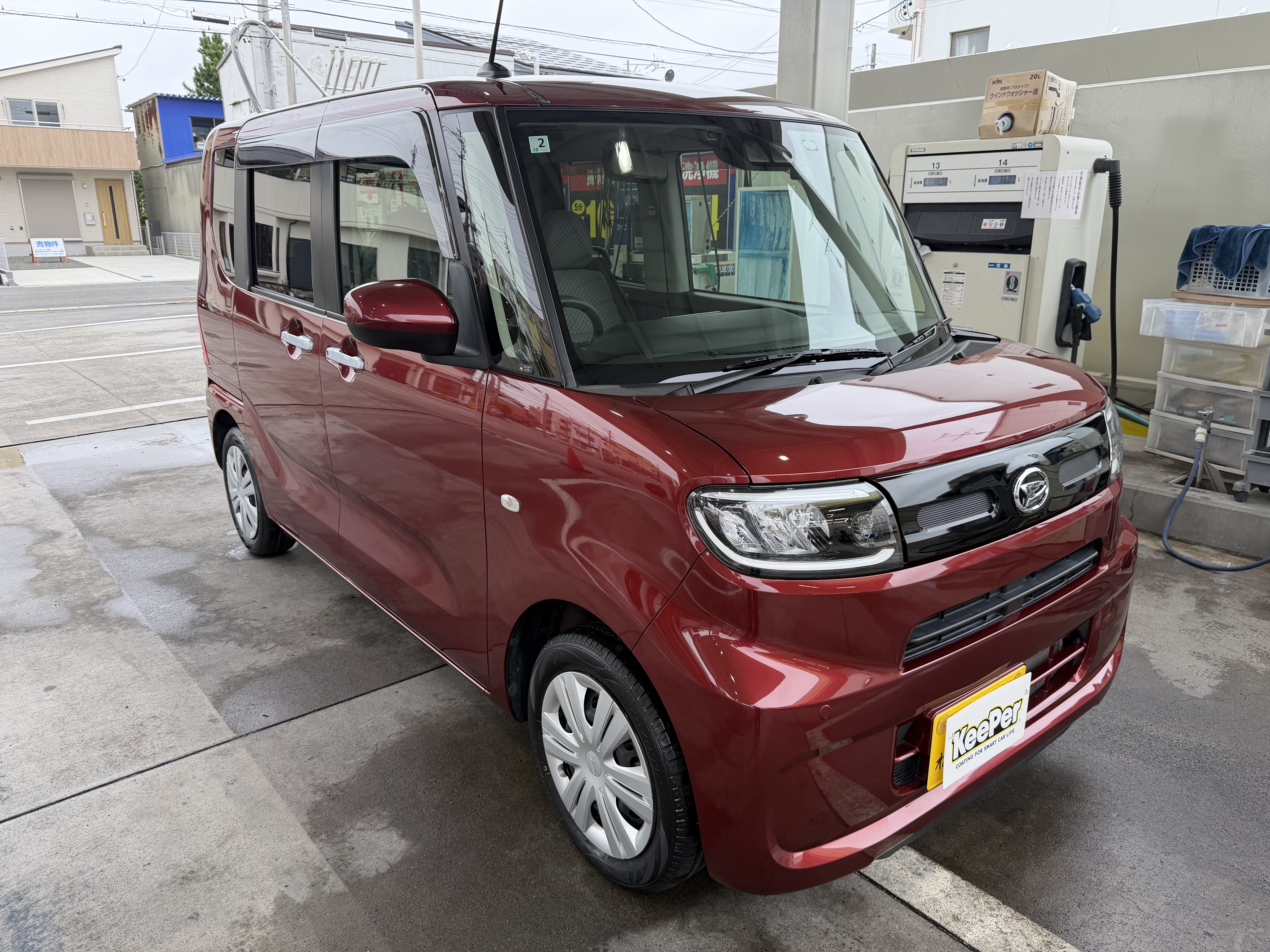赤いダイハツ／タントにフレッシュキーパーを施工後の光沢のあるボディ