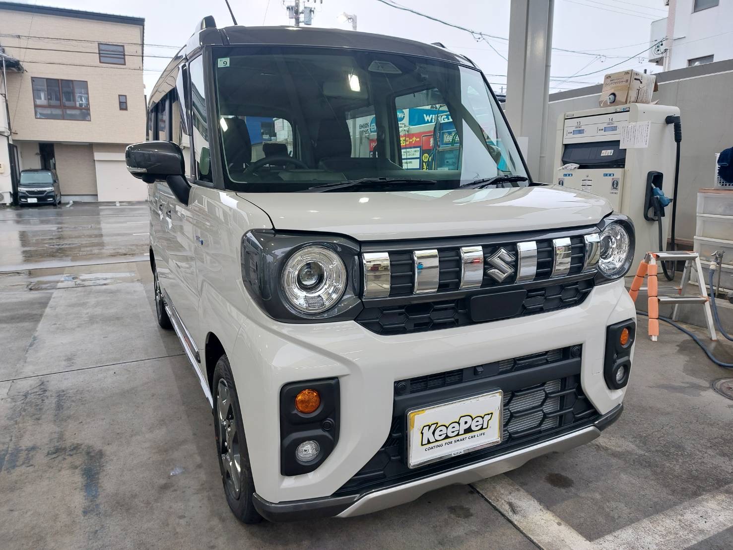 ソフトベージュ色のスズキ／スペーシアギアにフレッシュキーパーを施工後のツヤのあるボディ