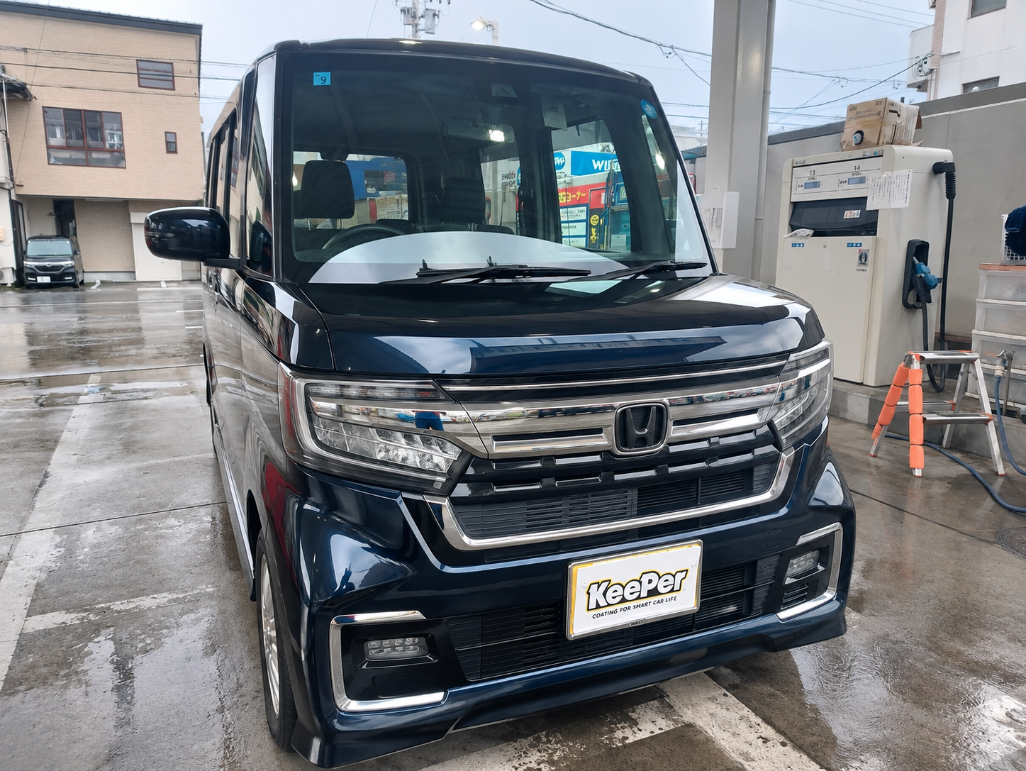 紺色のホンダ／N-BOXにダイヤllキーパーBメンテンスを施工後のツヤのあるボディ
