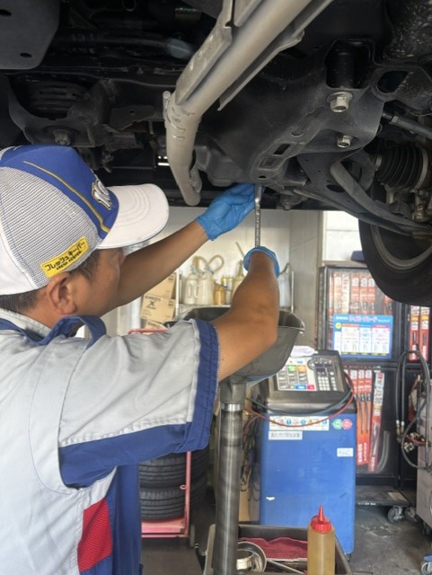 静岡南SSのスタッフがオイル交換をする様子