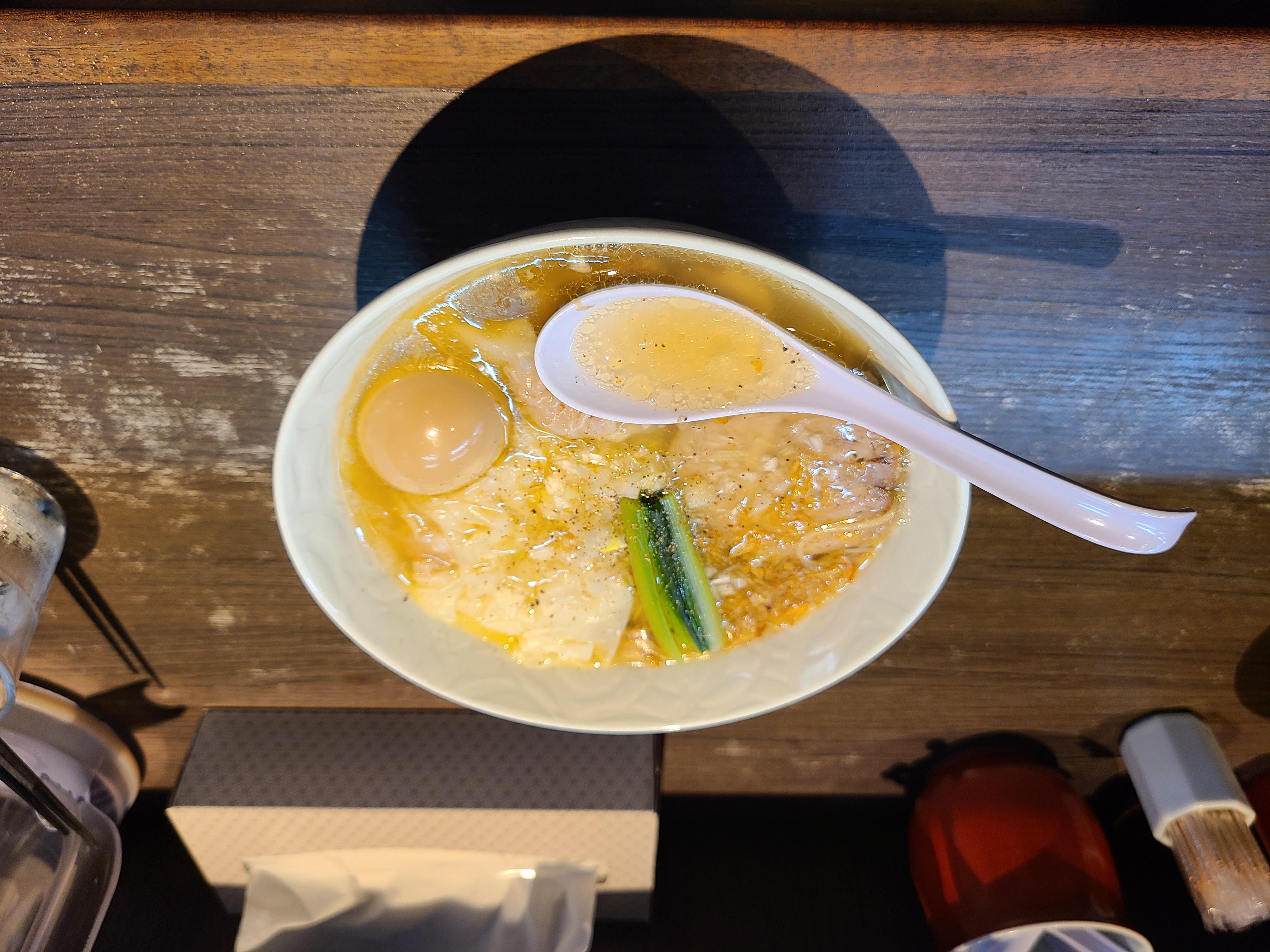 拘り素材の塩ワンタン麺