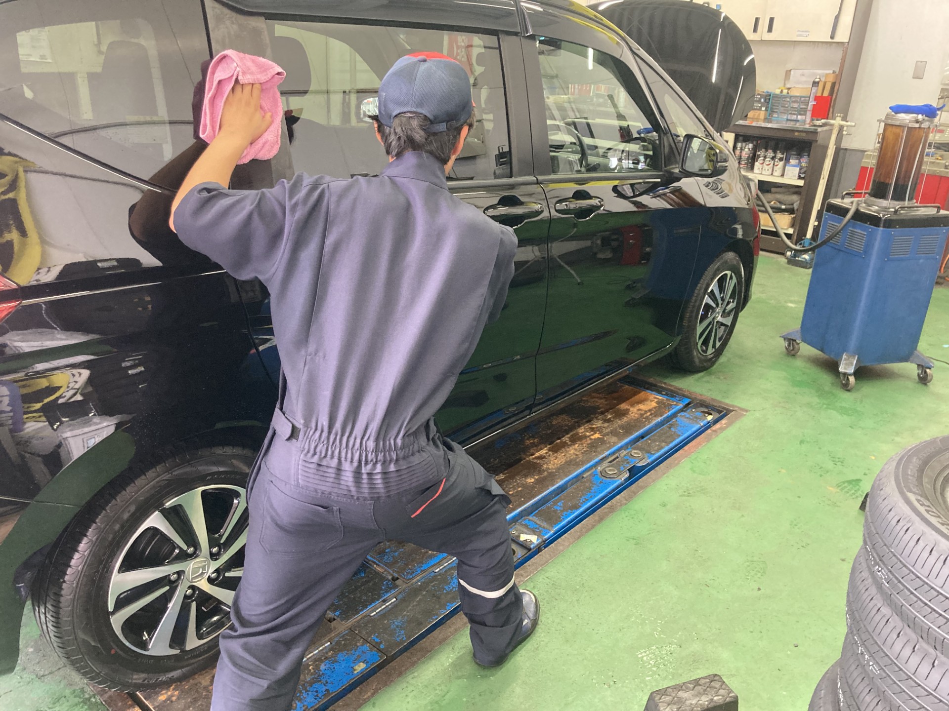掛川北SSのスタッフが手洗い洗車後の拭き上げをする様子