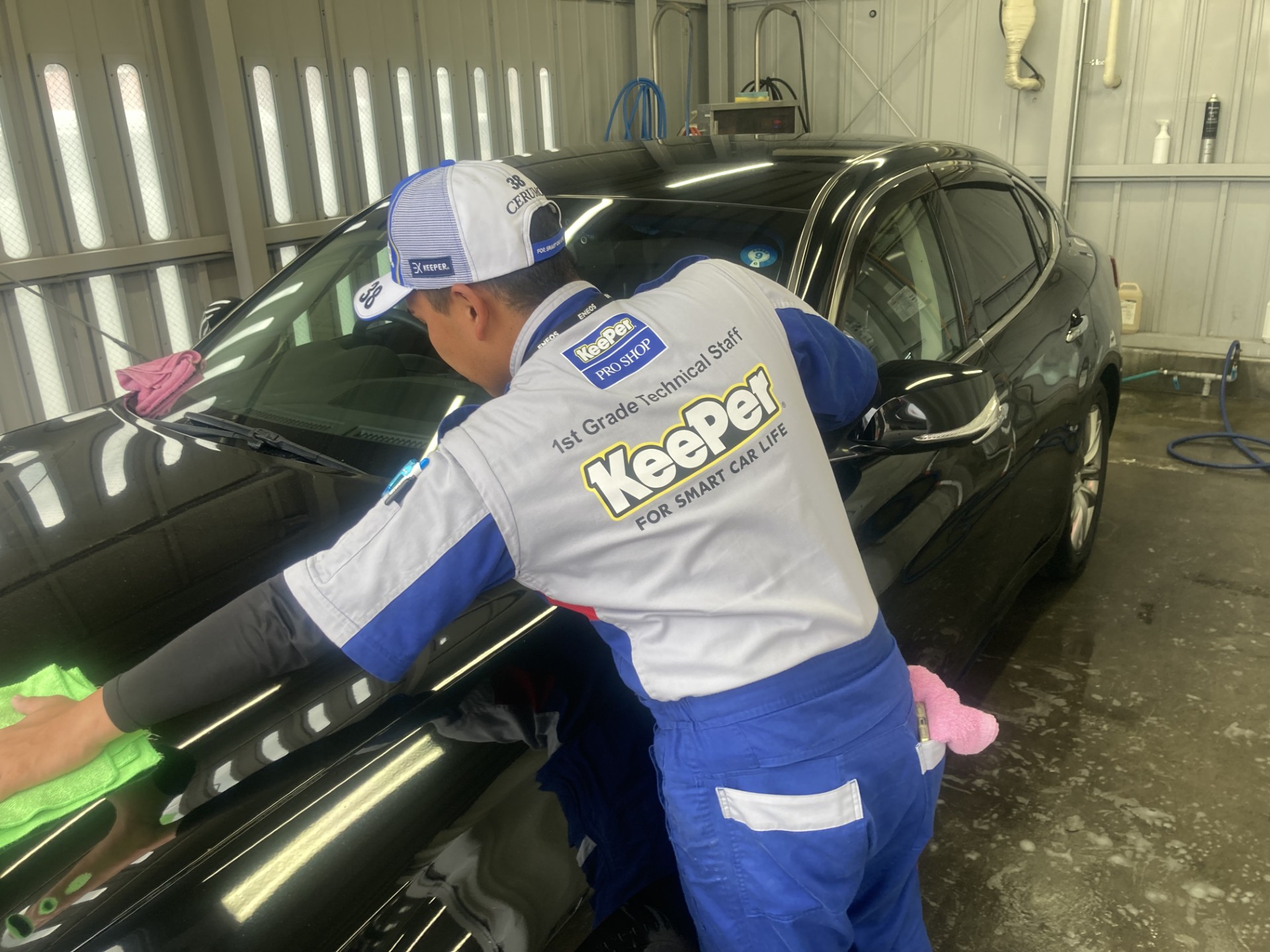 日産フーガの手洗い洗車の拭き上げをする掛川北SSのスタッフ