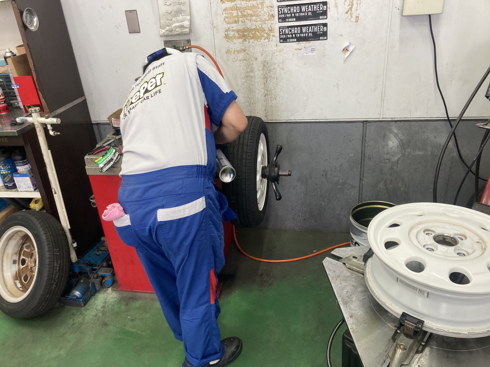 掛川北SSのスタッフがタイヤ交換をする様子