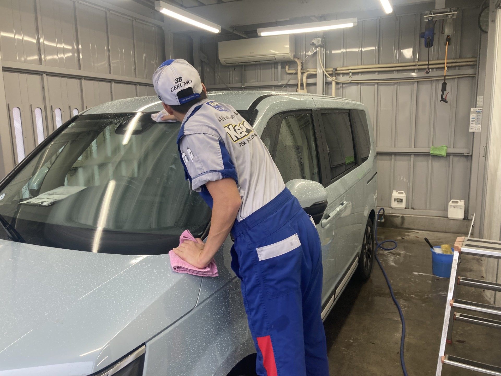 掛川北SSのスタッフがキーパーコーティングを施工する様子