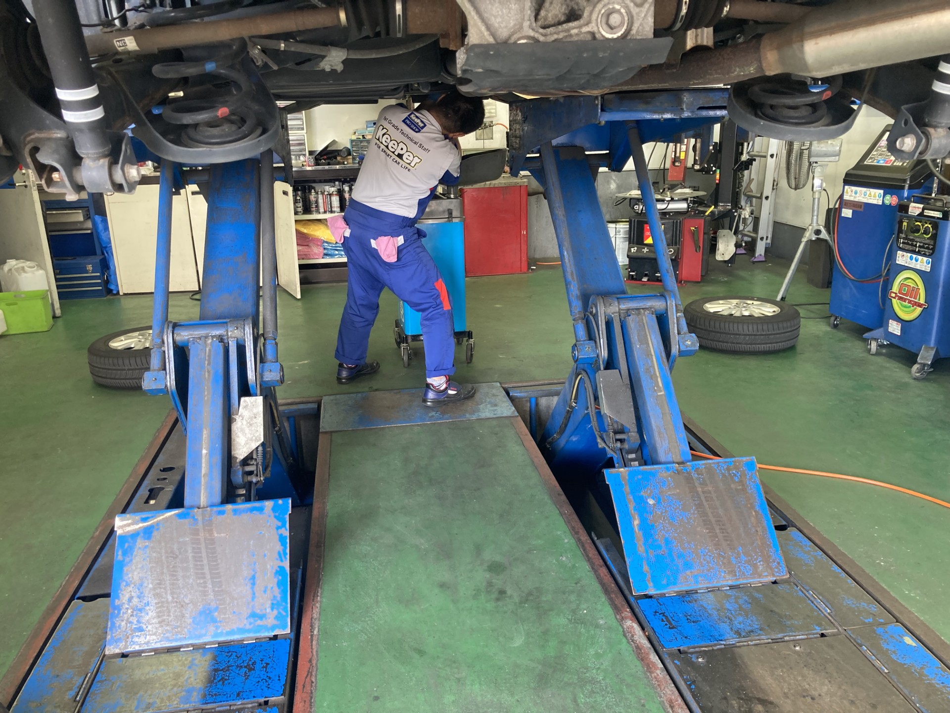 掛川北SSのスタッフがオイル交換をする様子