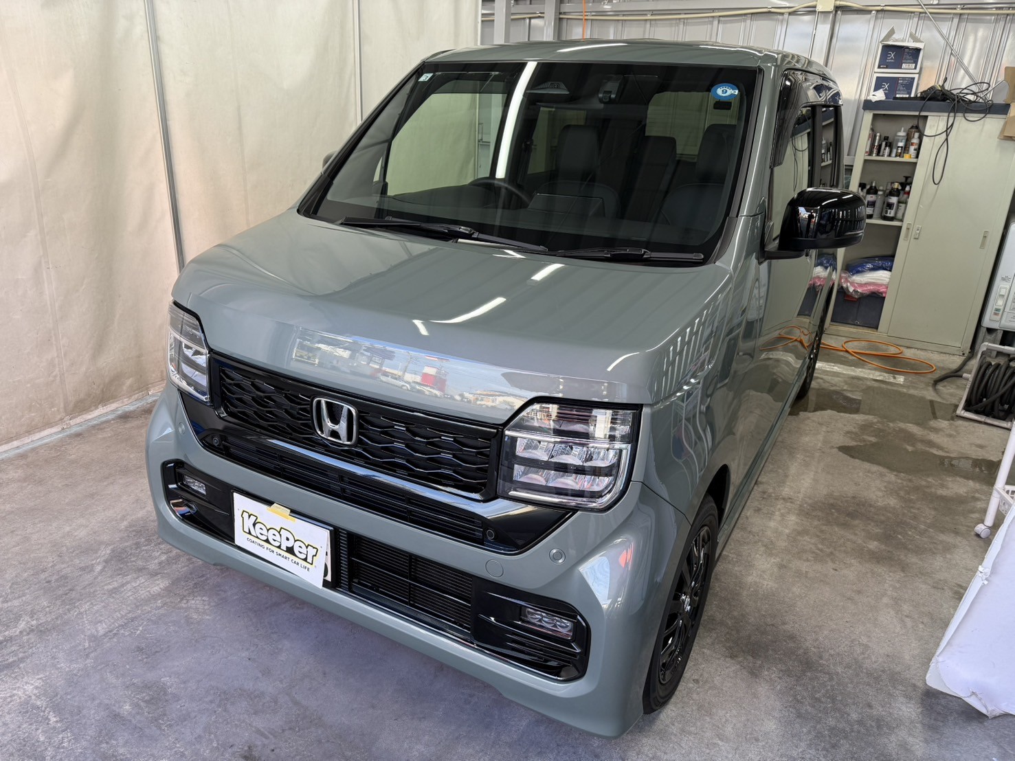 新車のグリーンのN-WGNにフレッシュキーパーを施工した後の光沢のあるボディ