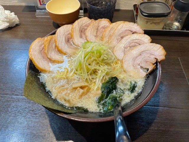 圧巻のチャーシューと濃厚豚骨スープ麵や老虎で絶品ラーメン体験