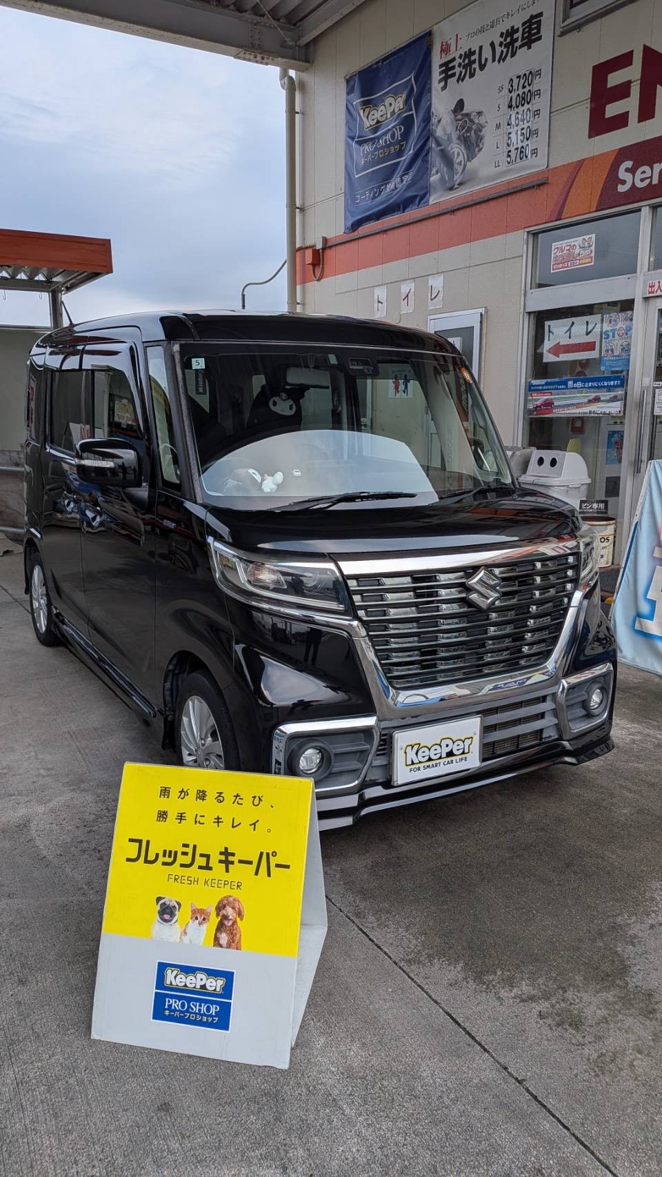 黒のスペーシアにフレッシュキーパーを施工した後の光沢のあるボディ