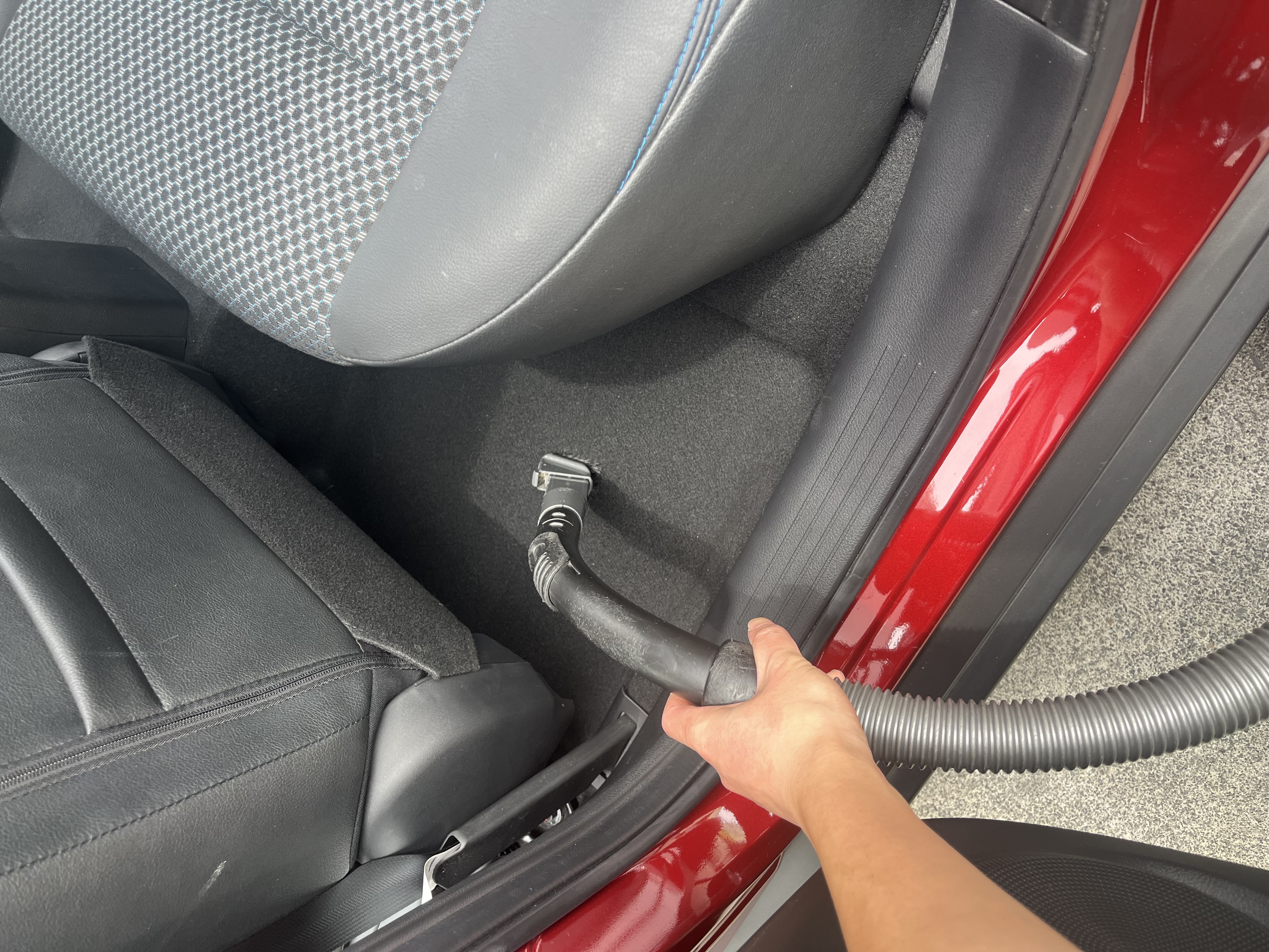 ENEOSセルフ梅が岡SSで日産＼キックスの車内清掃を行いました！
