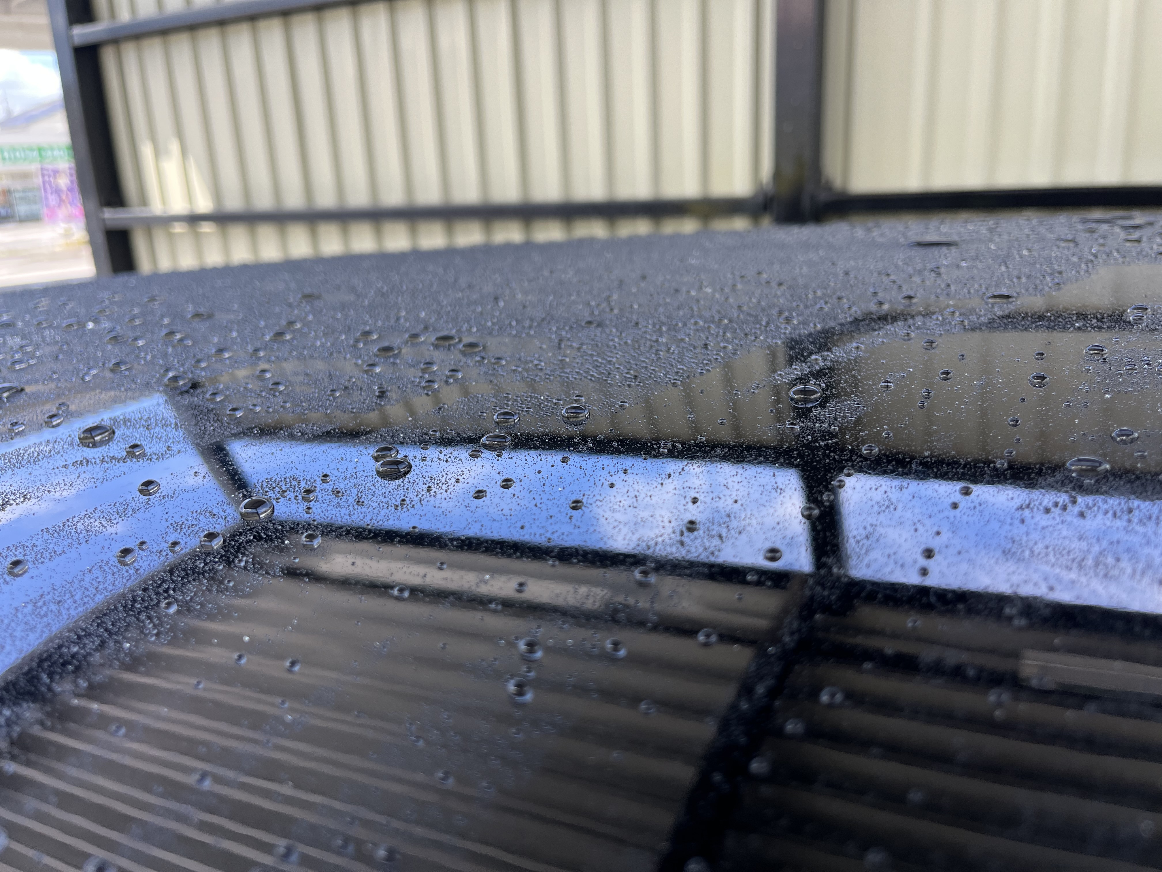 コーティング施工して1ヶ月のお車の屋根に水をかけた写真