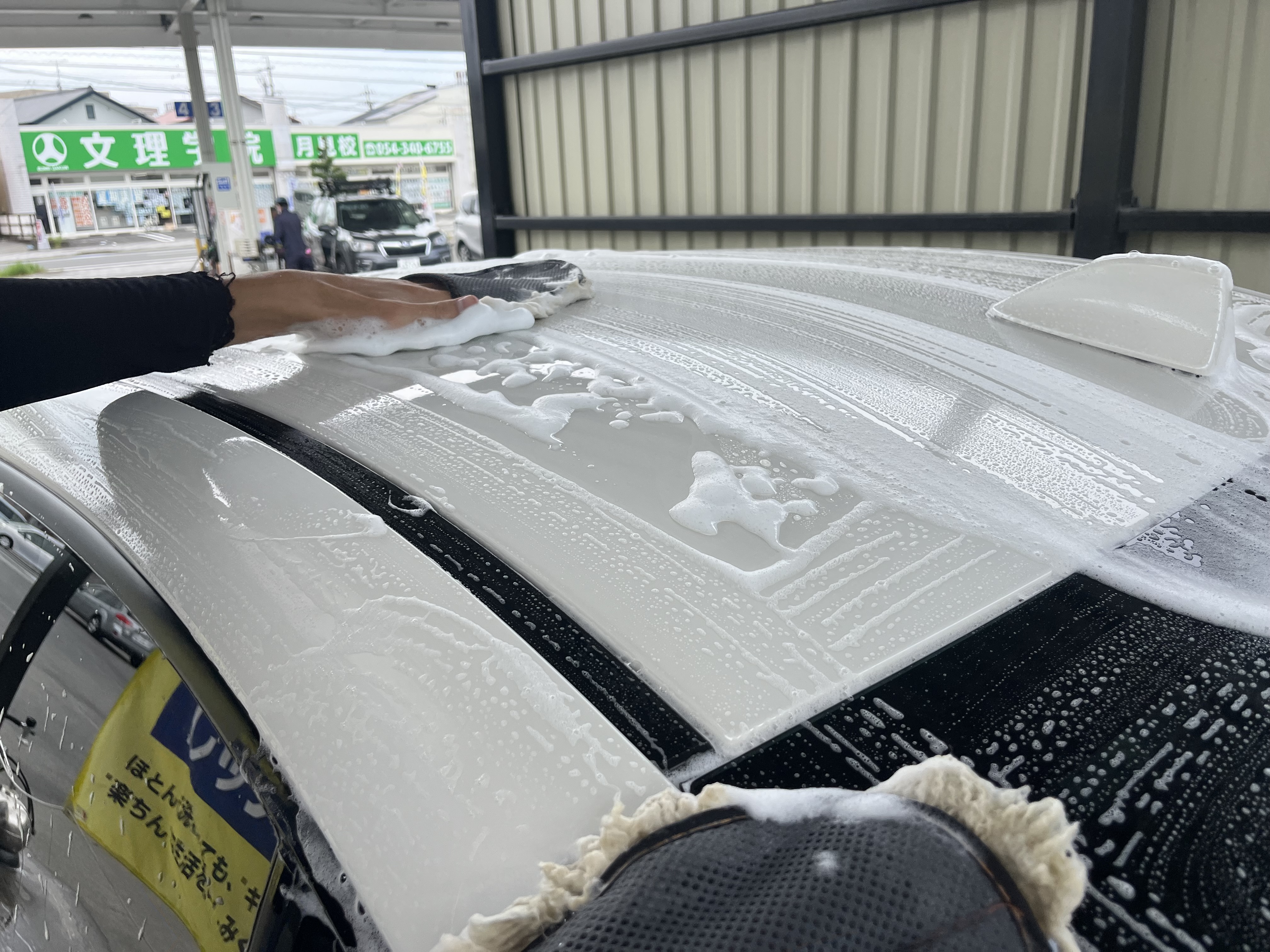 スバル／WRXの手洗い洗車を行っている最中の画像天井部