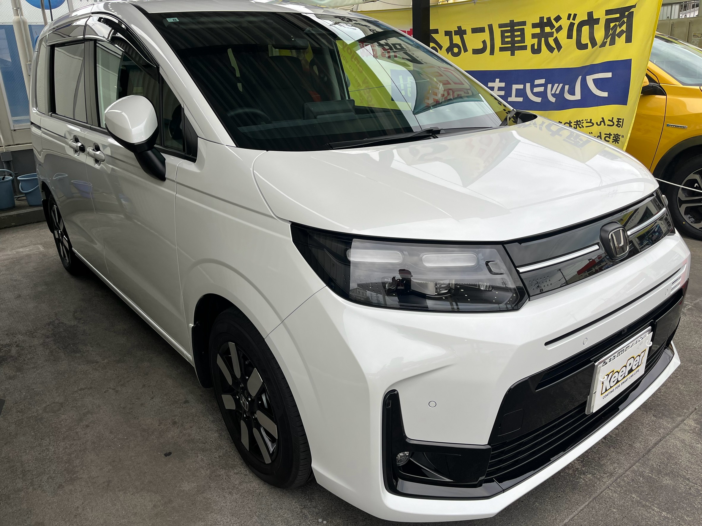 EXキーパーをかけたホンダ／フリード(白)を右斜め前から撮った写真