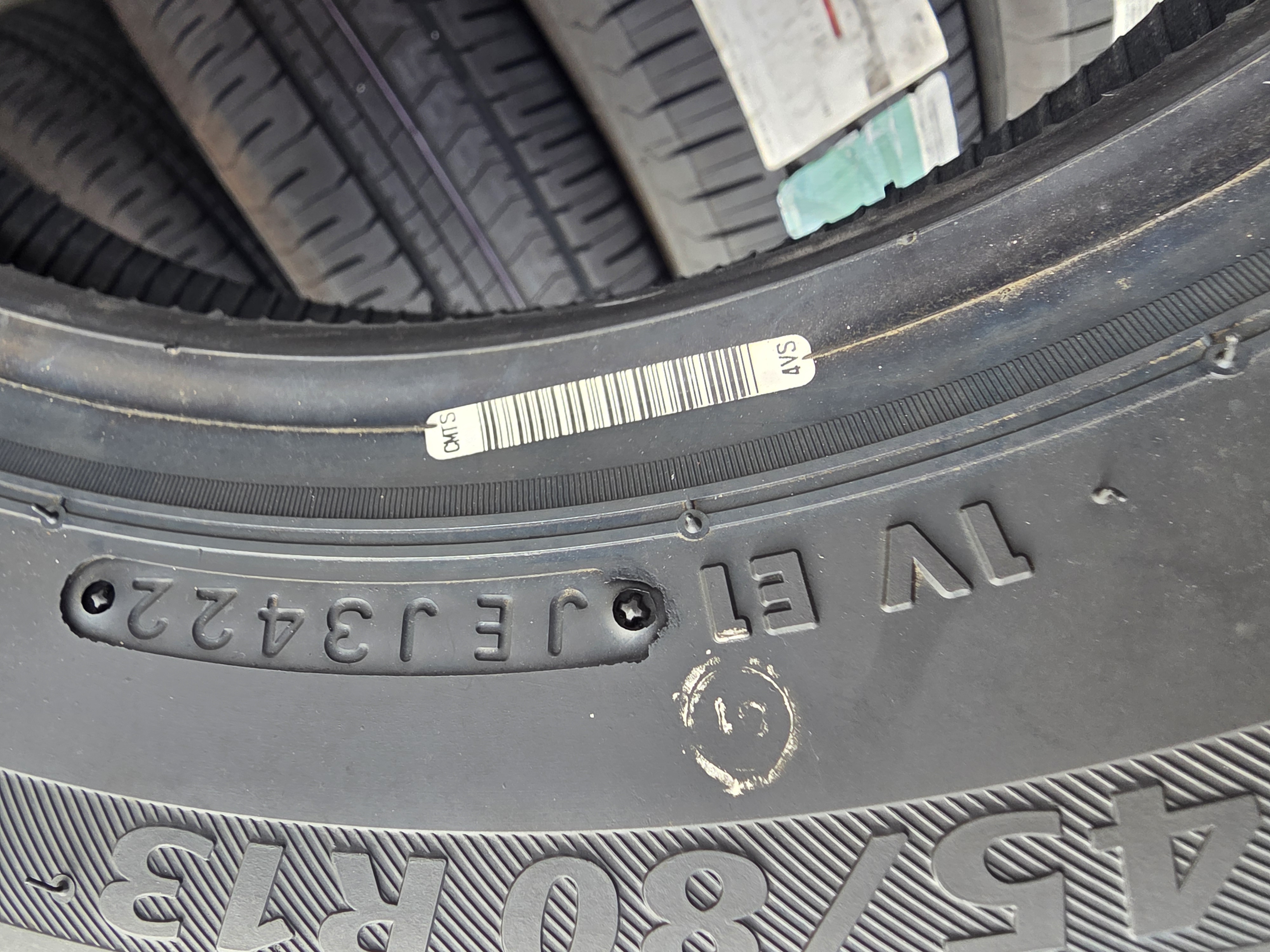 タイヤ交換の目安と空気圧チェックで安心ドライブを🚗