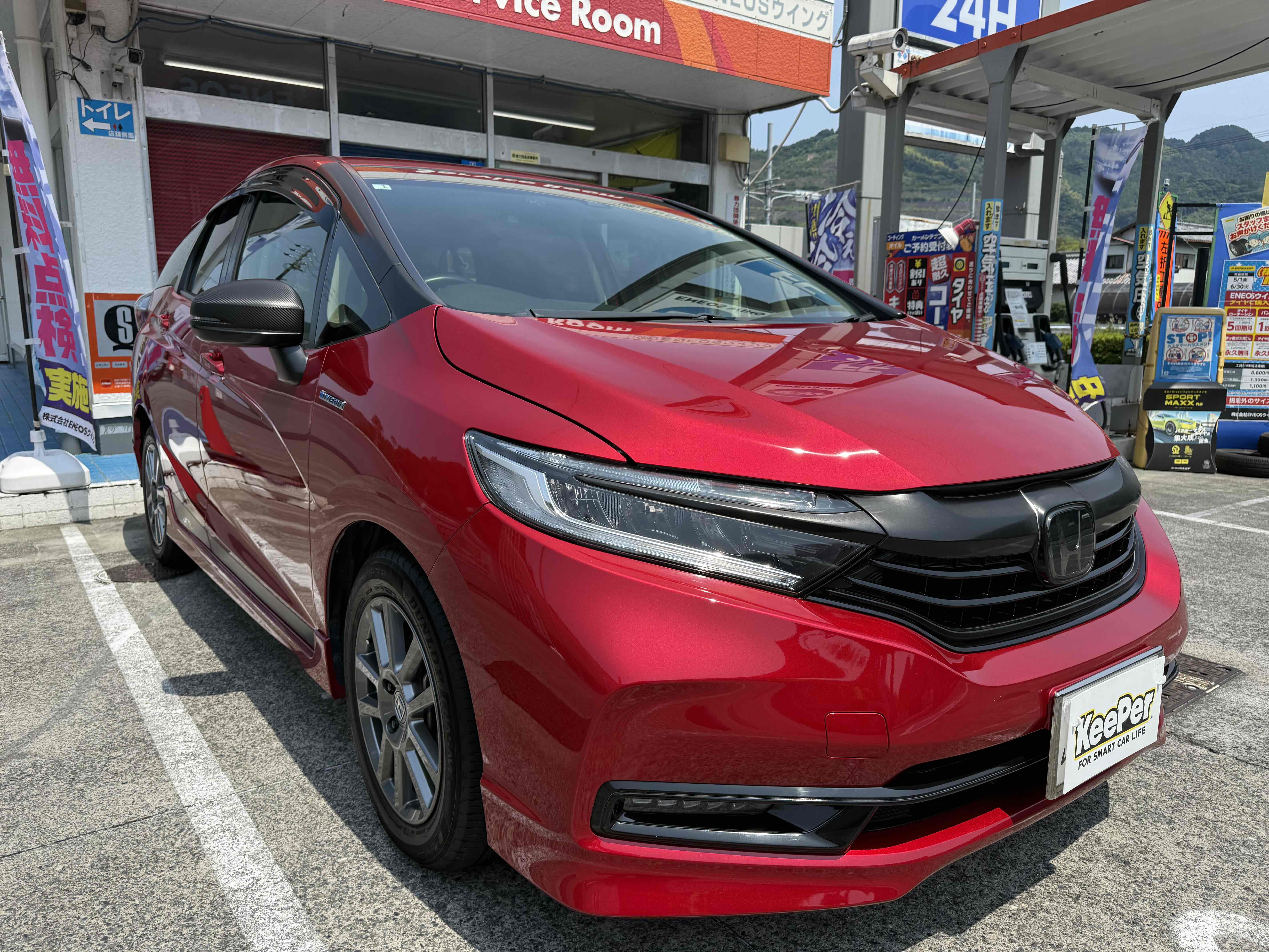 赤いホンダシャトル鏡面研磨とダイヤⅡキーパー施工後の光沢のあるボディ