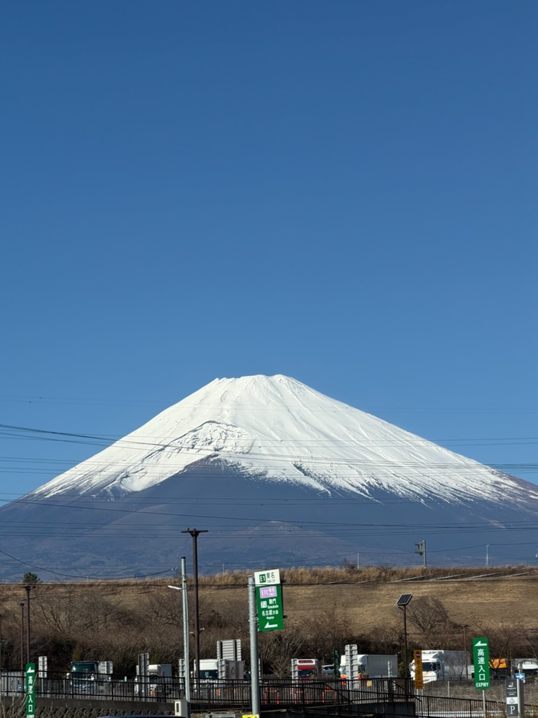 冬の富士山と安心ドライブのため手洗い洗車＆タイヤ交換割引中🚗