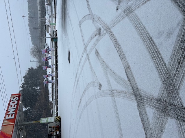 雪道も安心安全に走るための給油所からの冬タイヤ交換とオイル交換情報🚗❄️