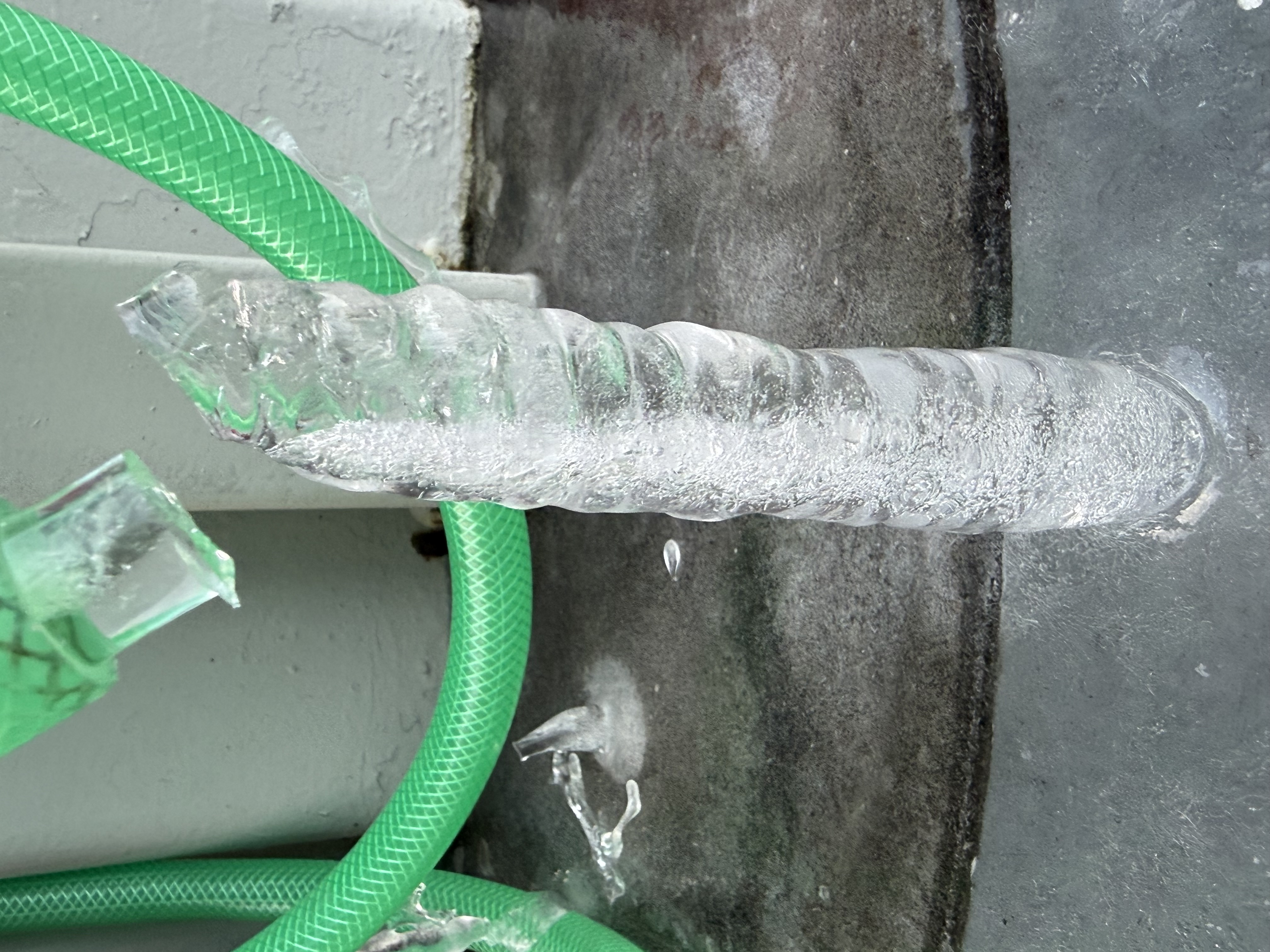 冬の御殿場で安心ドライブを！スタッドレスと点検のすすめ❄️