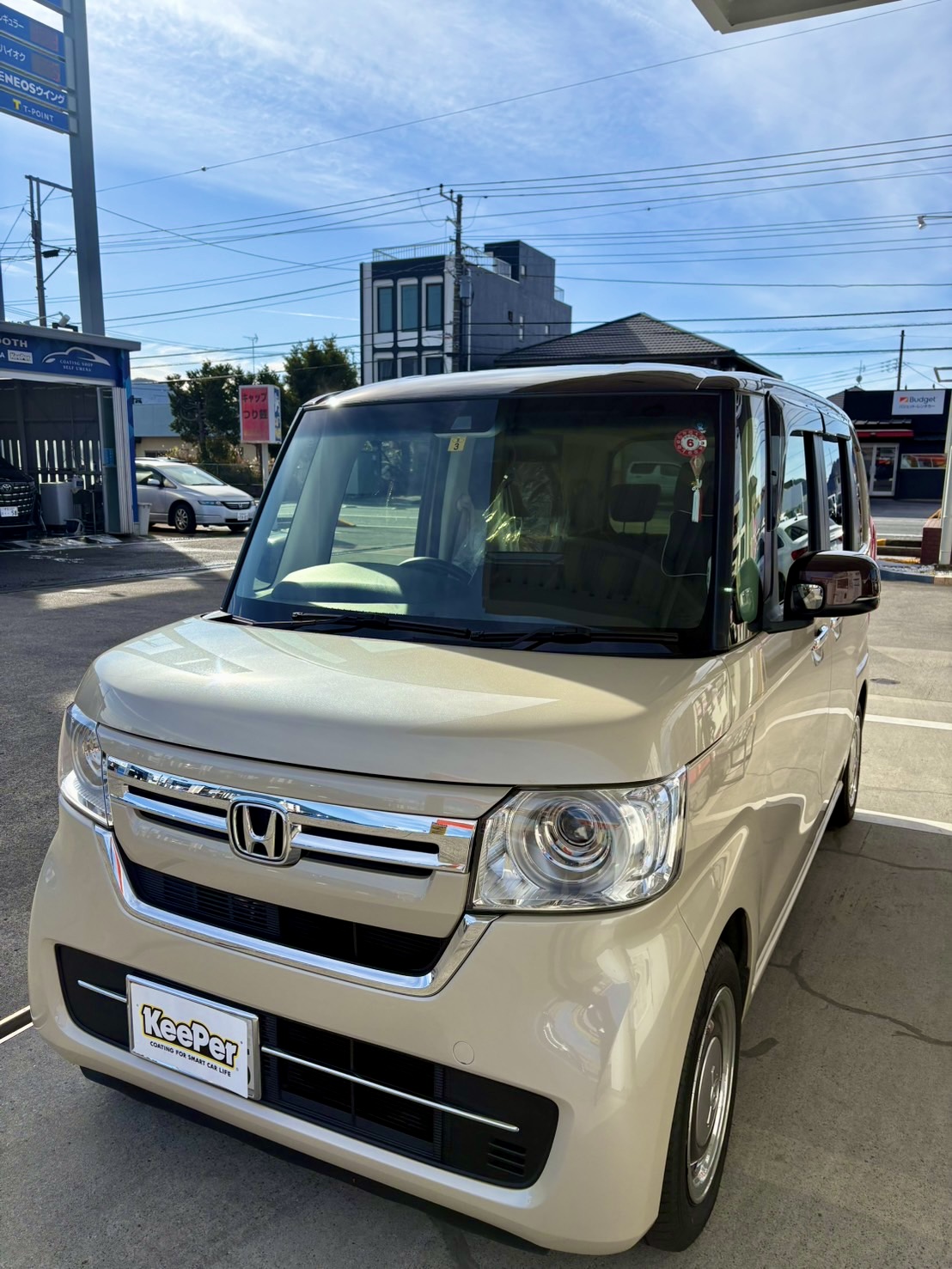 クリーム色のホンダ　N-boxにダイヤⅡキーパーを施工した後のツヤのあるボディ