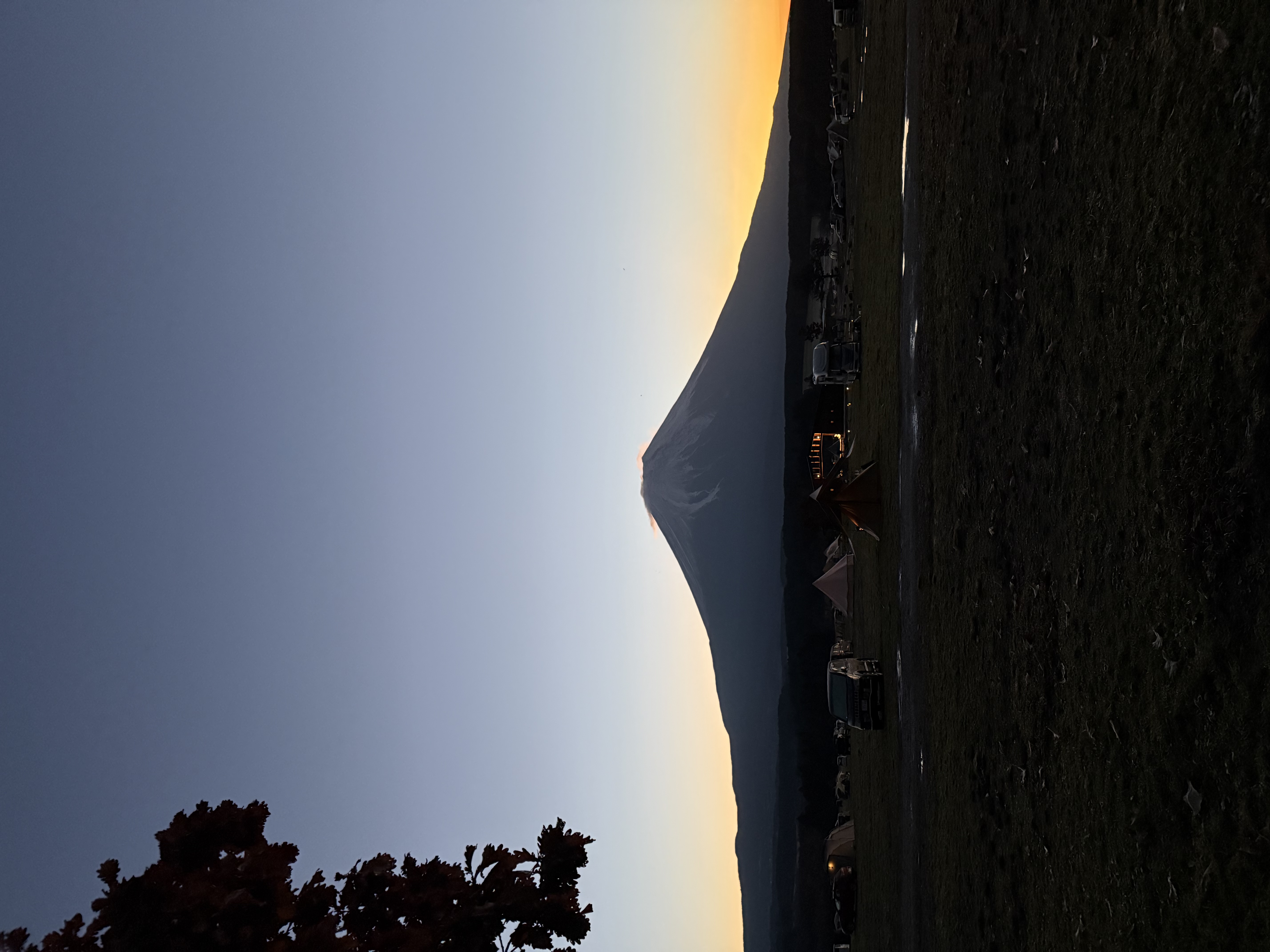 冬の夜空に輝く富士山と車の冬対策ポイント⛄️