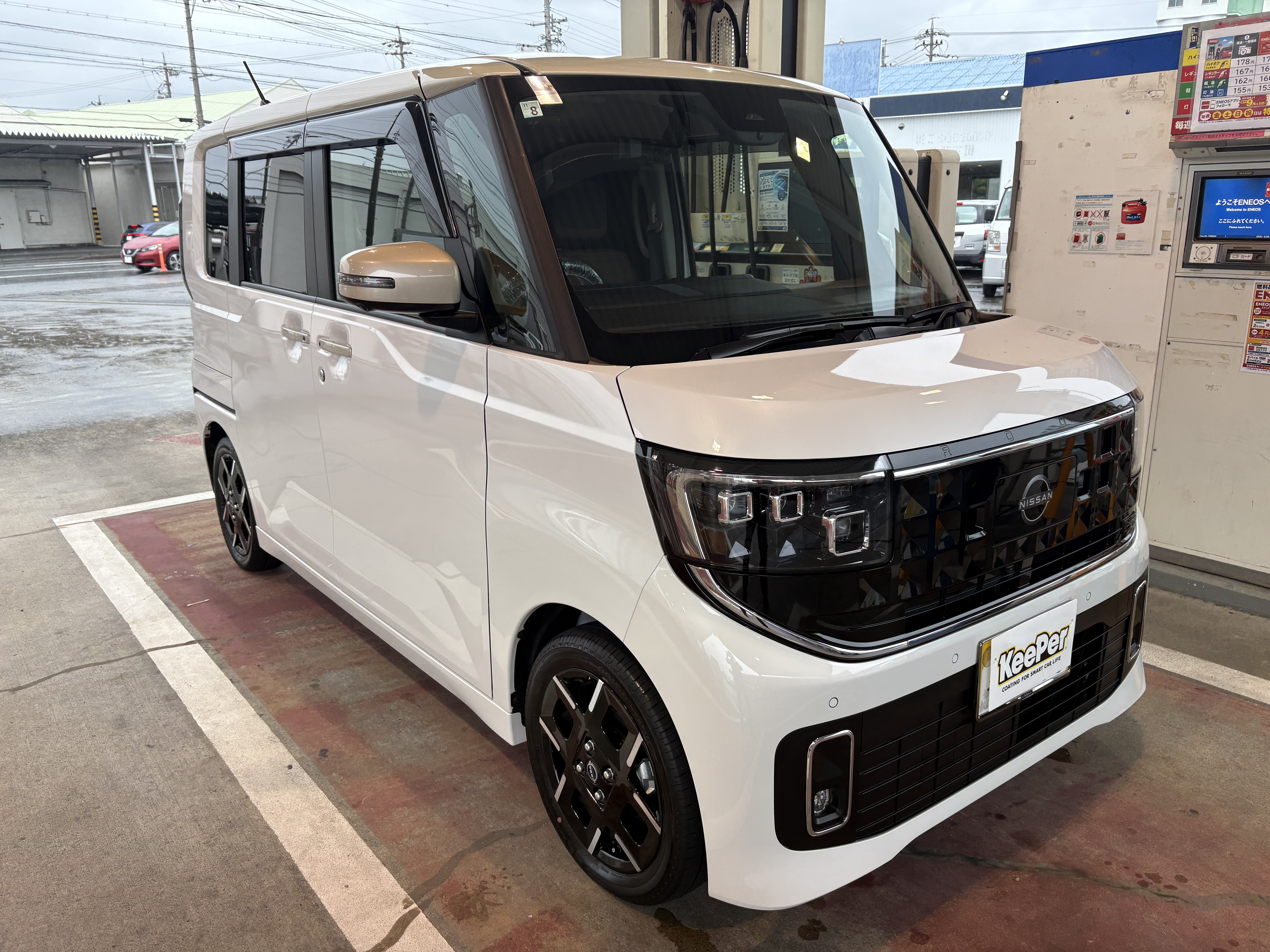新車の日産/ルークスにクリスタルキーパーを施工した後のツヤのあるボディ